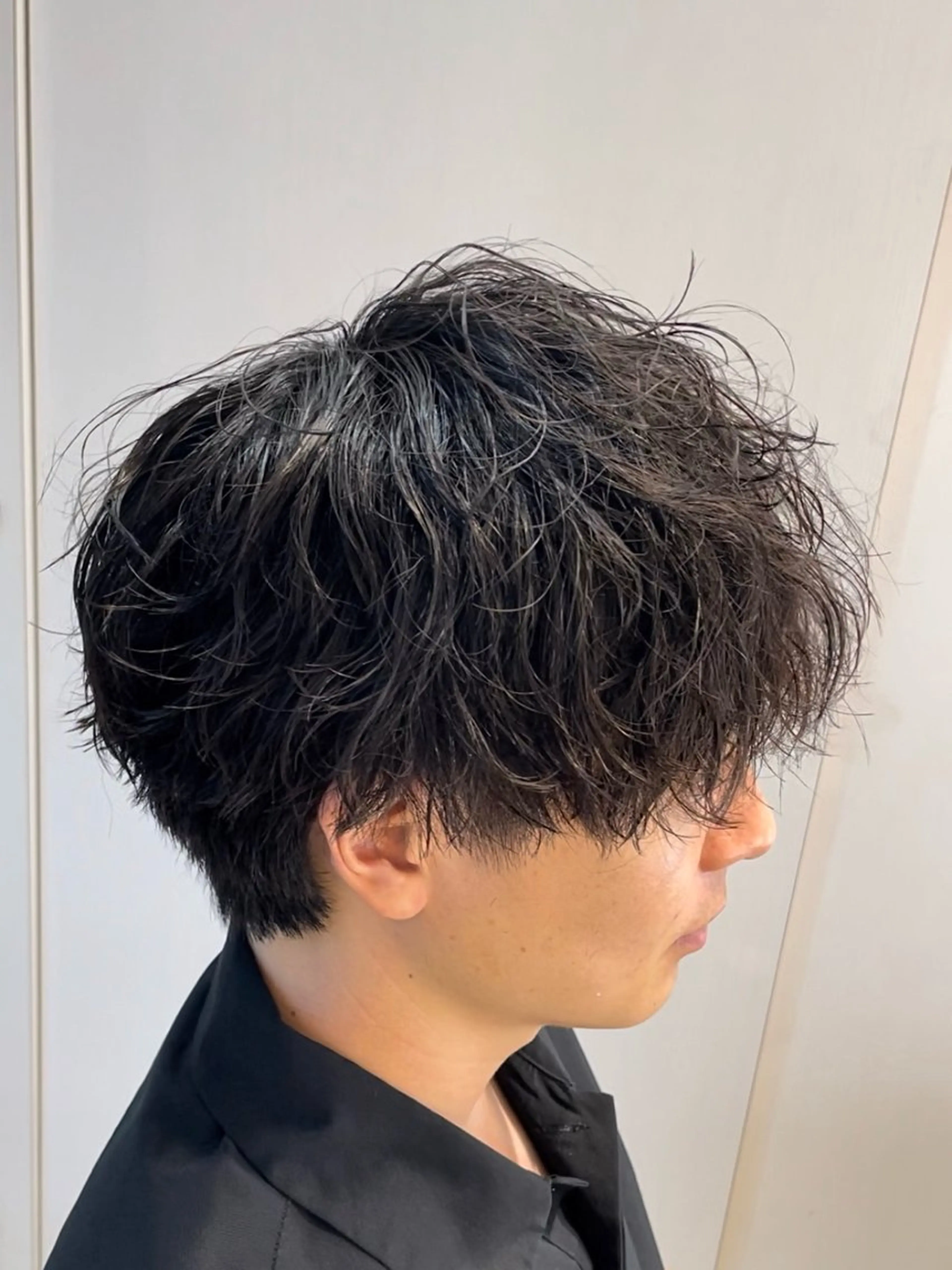 ミディアム パーマ メンズ ミディアムパーマ ダウンパーマ メンズパーマ 学生（メンズ向け） 波巻きパーマ カット パーマ メンズ曲がる縮毛矯正 /本厚木/駅近3分のヘアスタイル