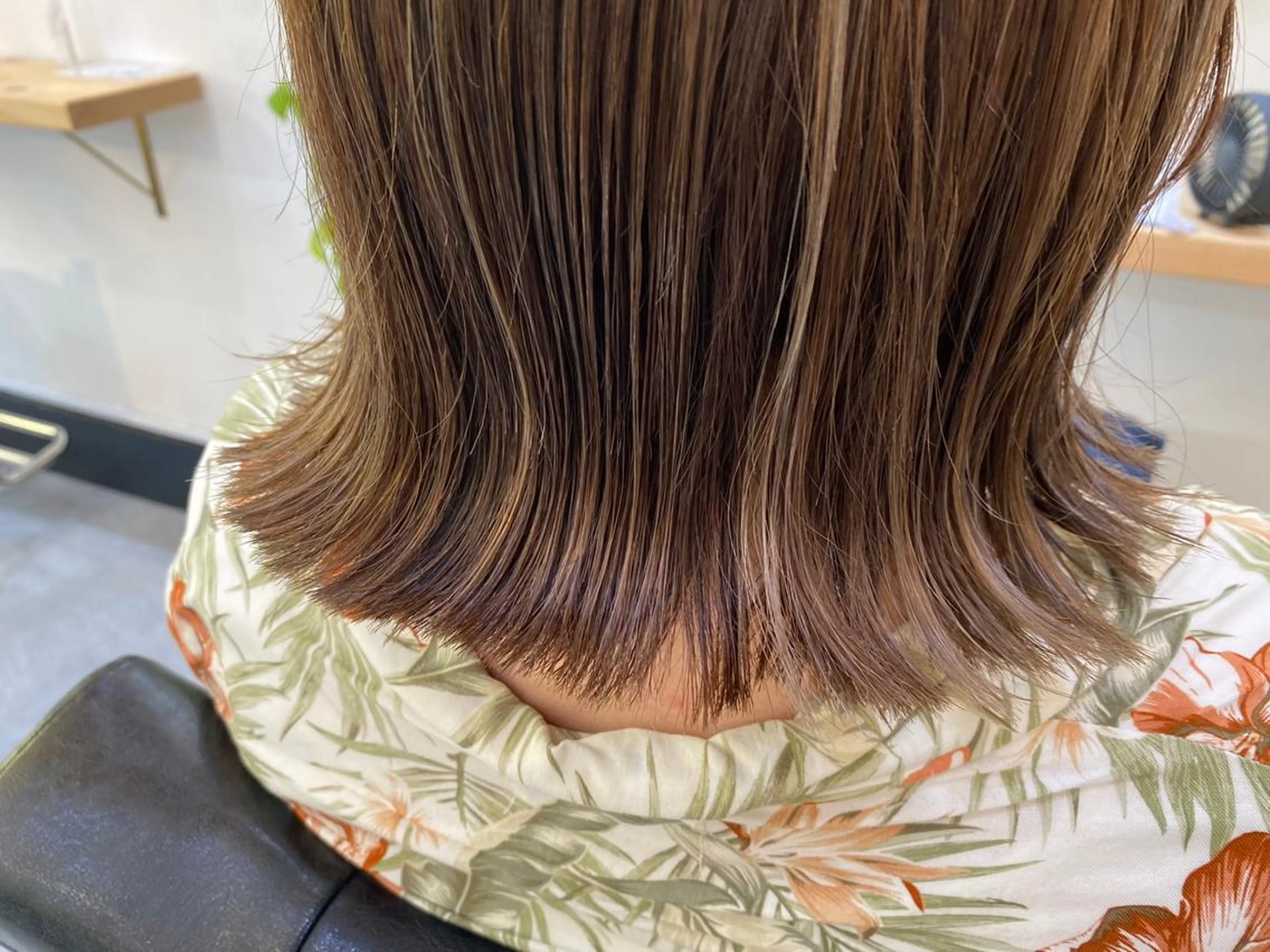 ミディアム カラー ブリーチ デザインカラー ハイライトカラー ハイライト 外ハネヘア カット ヘアカラー トリートメント CARICIA🌱 masaeのヘアスタイル