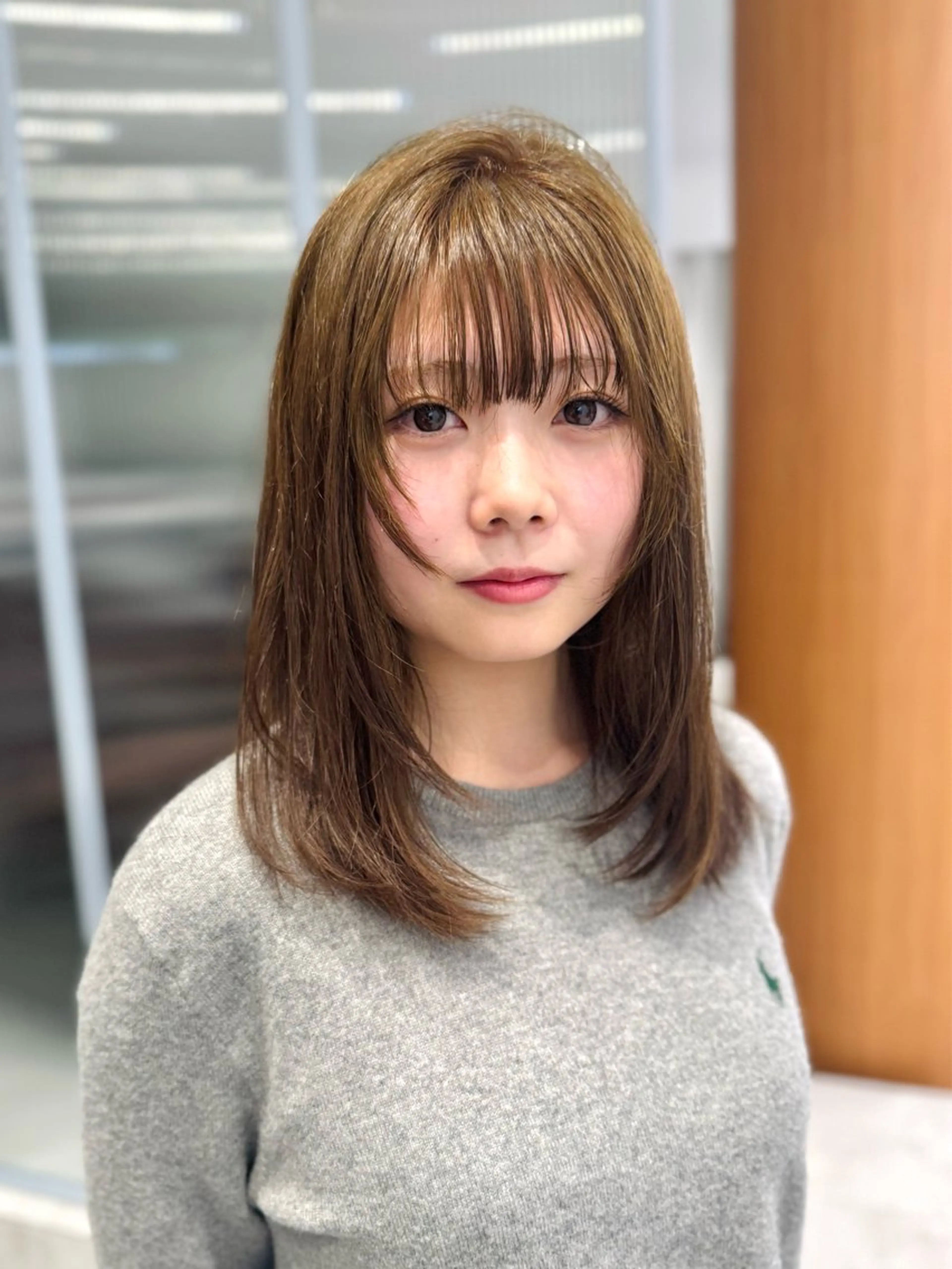 セミロング カラー ベージュカラー ブリーチ ブリーチなしカラー オリーブベージュ レイヤーカット カット ヘアカラー ブリーチなし 寒色カラーのヘアスタイル
