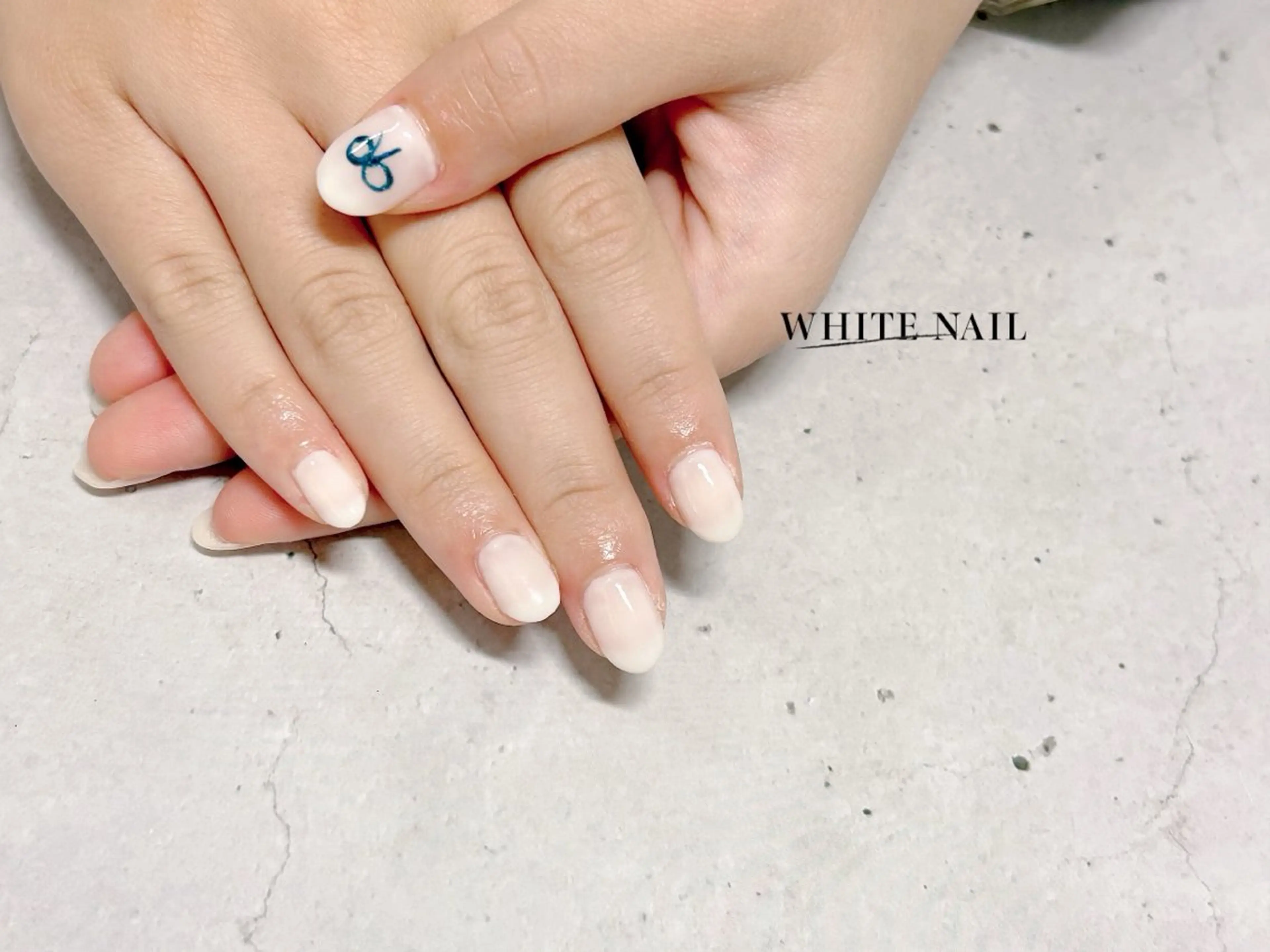 ネイル シンプルネイル ハンドネイル WHITE NAIL ホワイトネイルのネイルデザイン