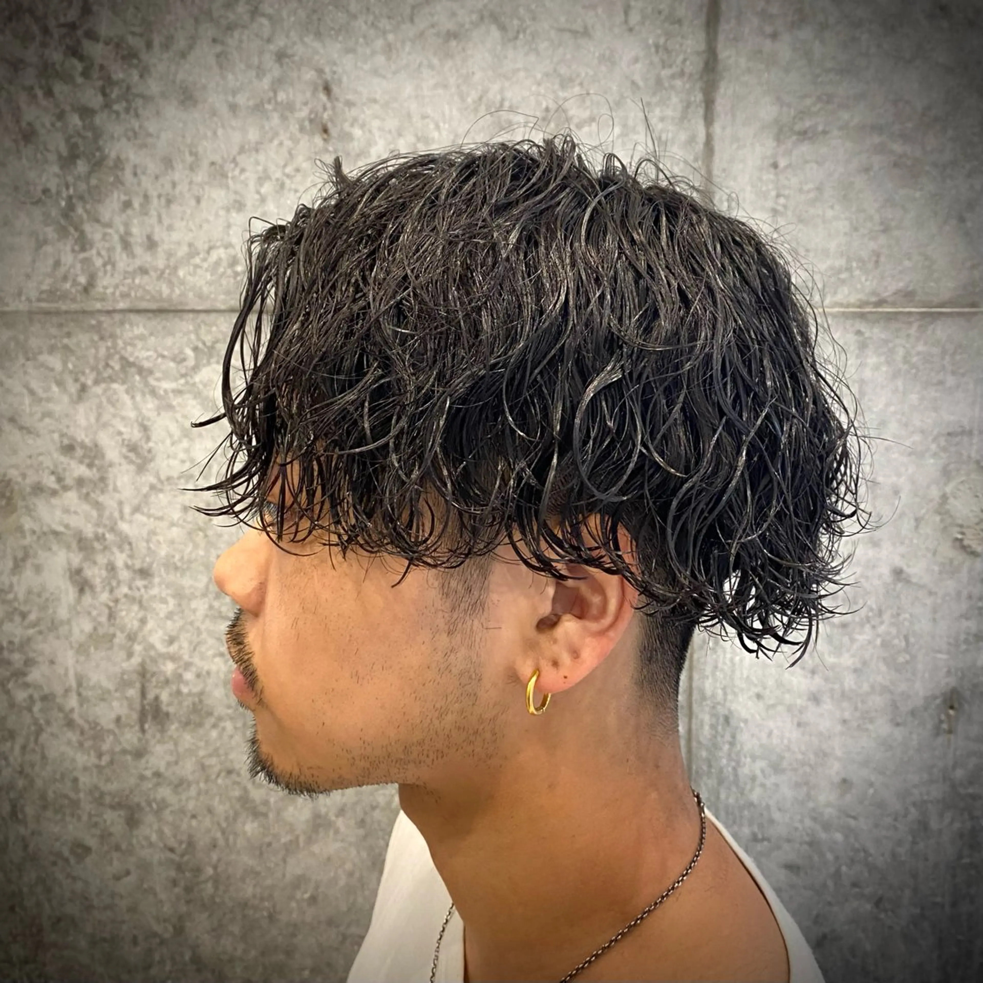 ミディアム パーマ メンズ ミディアムパーマ メンズパーマ 波巻きパーマ スパイラルパーマ カット パーマ men's hair salon First藤沢店所属・ツイスパ/波巻き/ サーフ/嶋田就斗のヘアスタイル