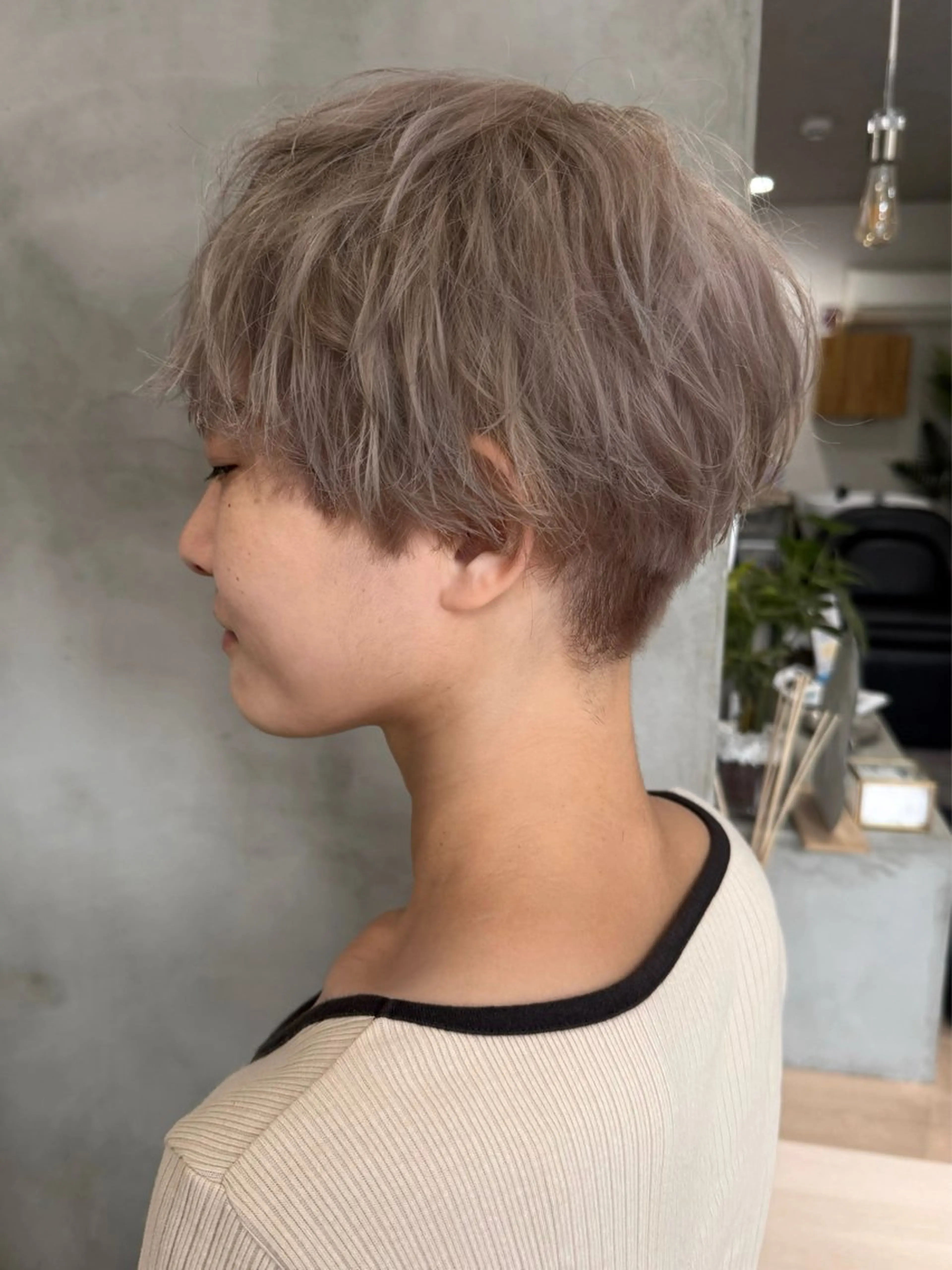 ショート カラー ハンサムショート ブリーチ グレージュ ミルクティーグレージュ ショートヘア カット ヘアカラー トリートメント 88 hair design所属・🫧ハルカ🫧 レイヤーカットのヘアスタイル