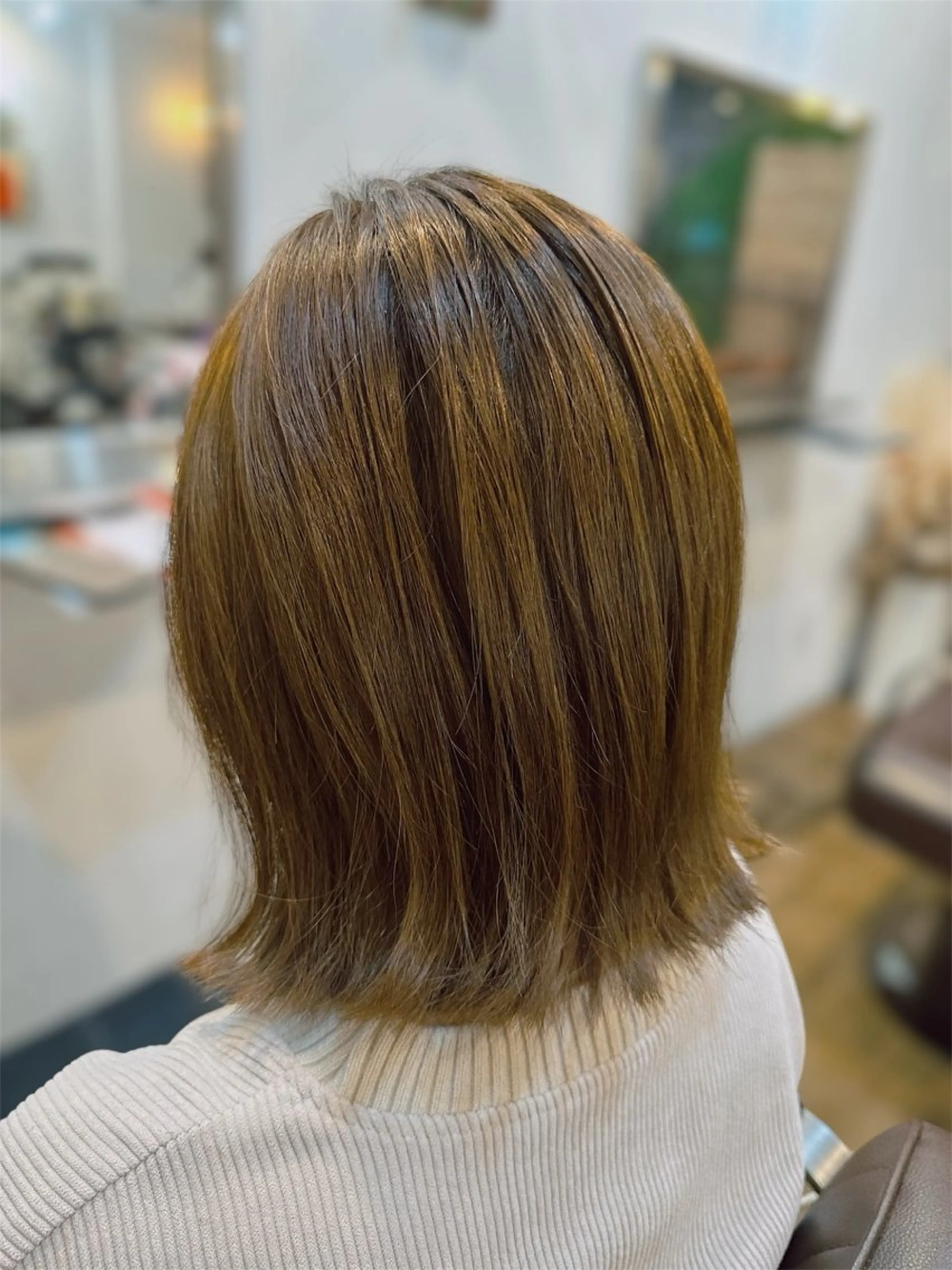 ミディアム カラー ボブ 外ハネヘア GENE CUTCLUB所属・岩村 夏姫のヘアスタイル