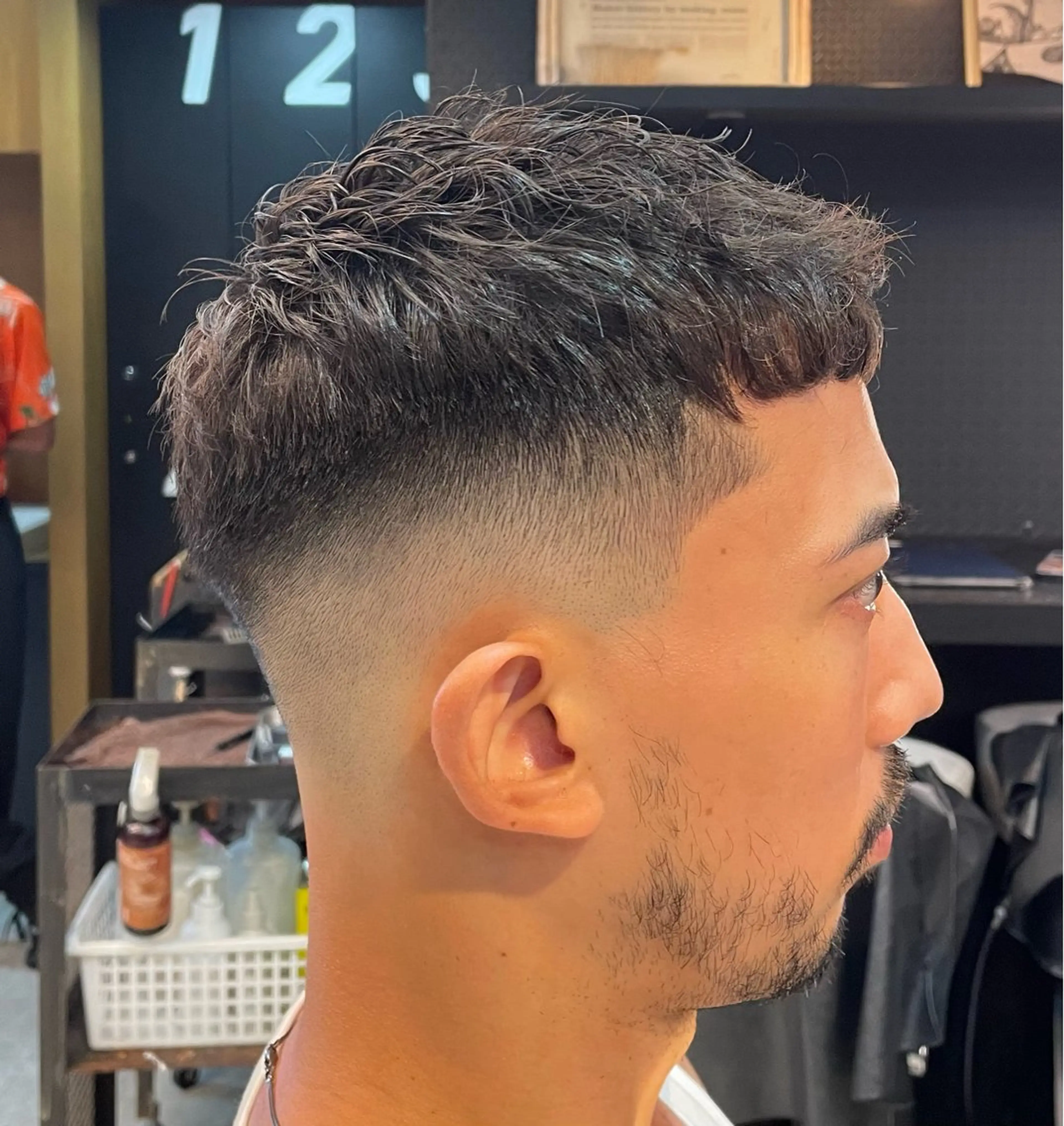 ショート パーマ メンズ FRANK’S BARBER&BEER CLUB 日比谷店所属・TAKU ／フェード／パーマのヘアスタイル