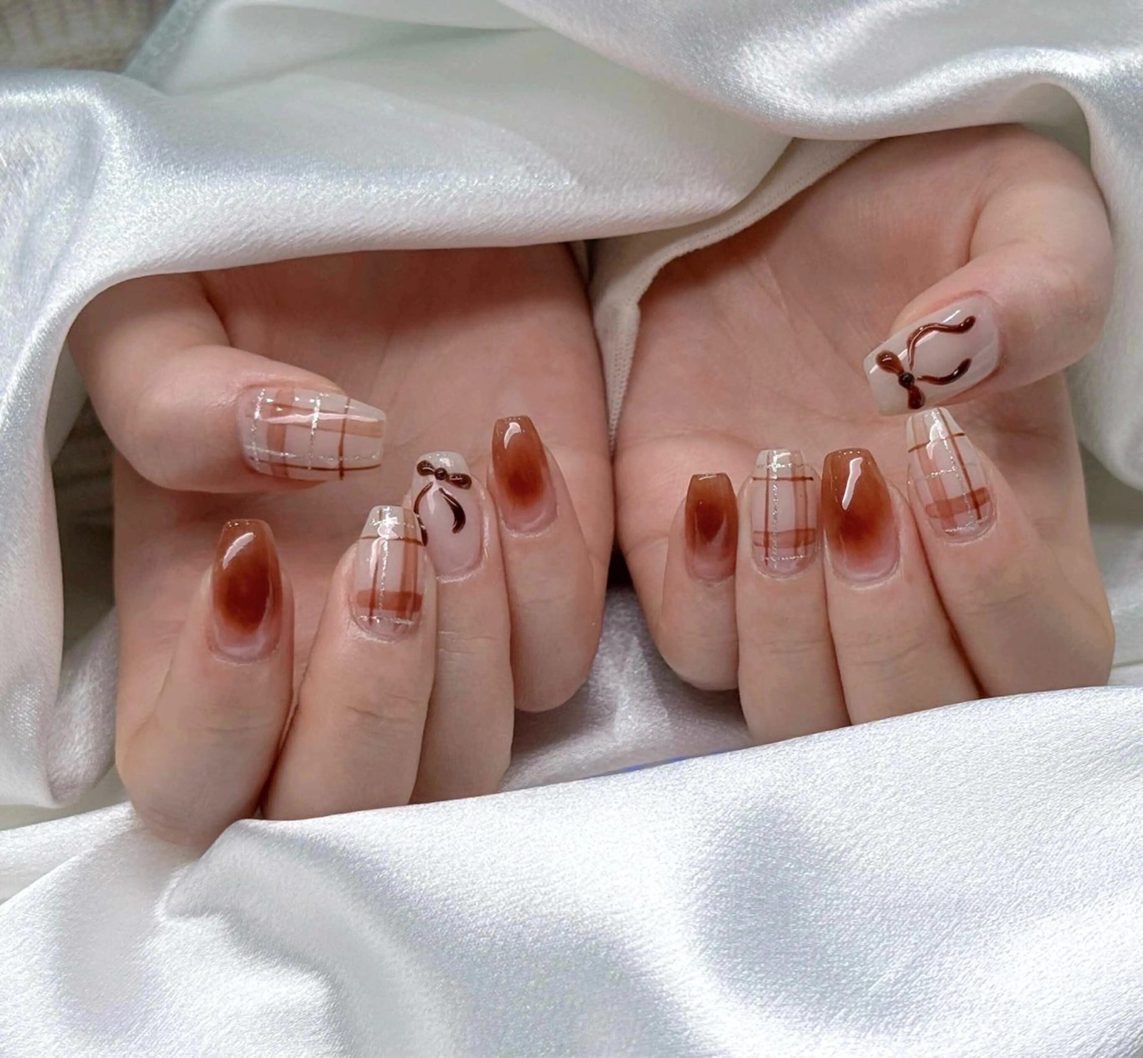 ネイル オーロラネイル ブルー チークネイル 長さ出し フットネイル ハンドネイル NAILS 168 池袋西口駅前店のネイルデザイン