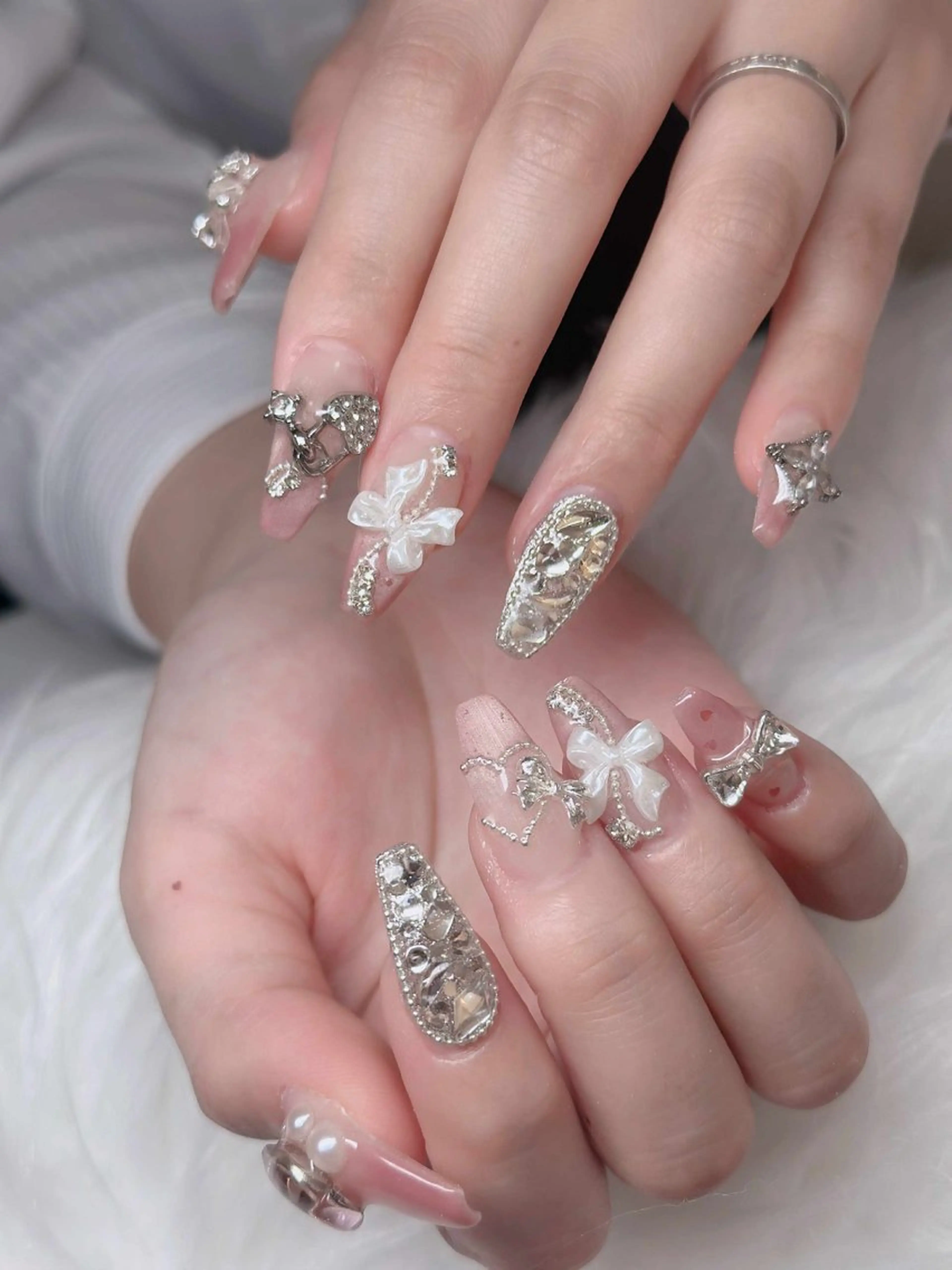 ネイル オーロラネイル フレンチネイル ジェルネイル ハロウィン キラキラネイル H.baby Nail Salon所属・H.baby Nail Salonのネイルデザイン