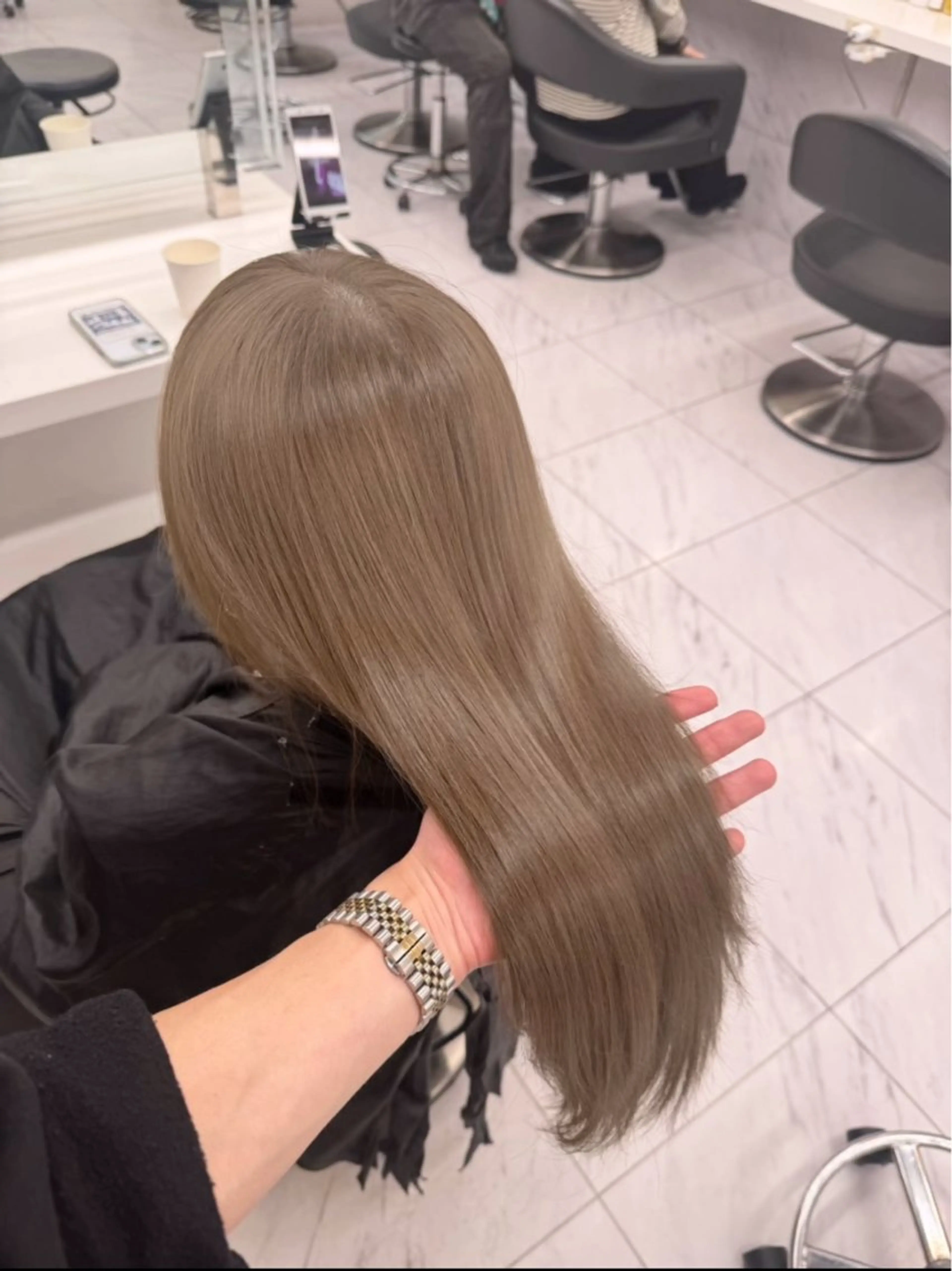 セミロング カラー ヘアアレンジ ベージュカラー 黒髪 ブリーチ ブルーカラー ブルーブラック ヘアカラー トリートメント ヘッドスパ ヘアセット 韓国トレンドの 達人♡のヘアスタイル