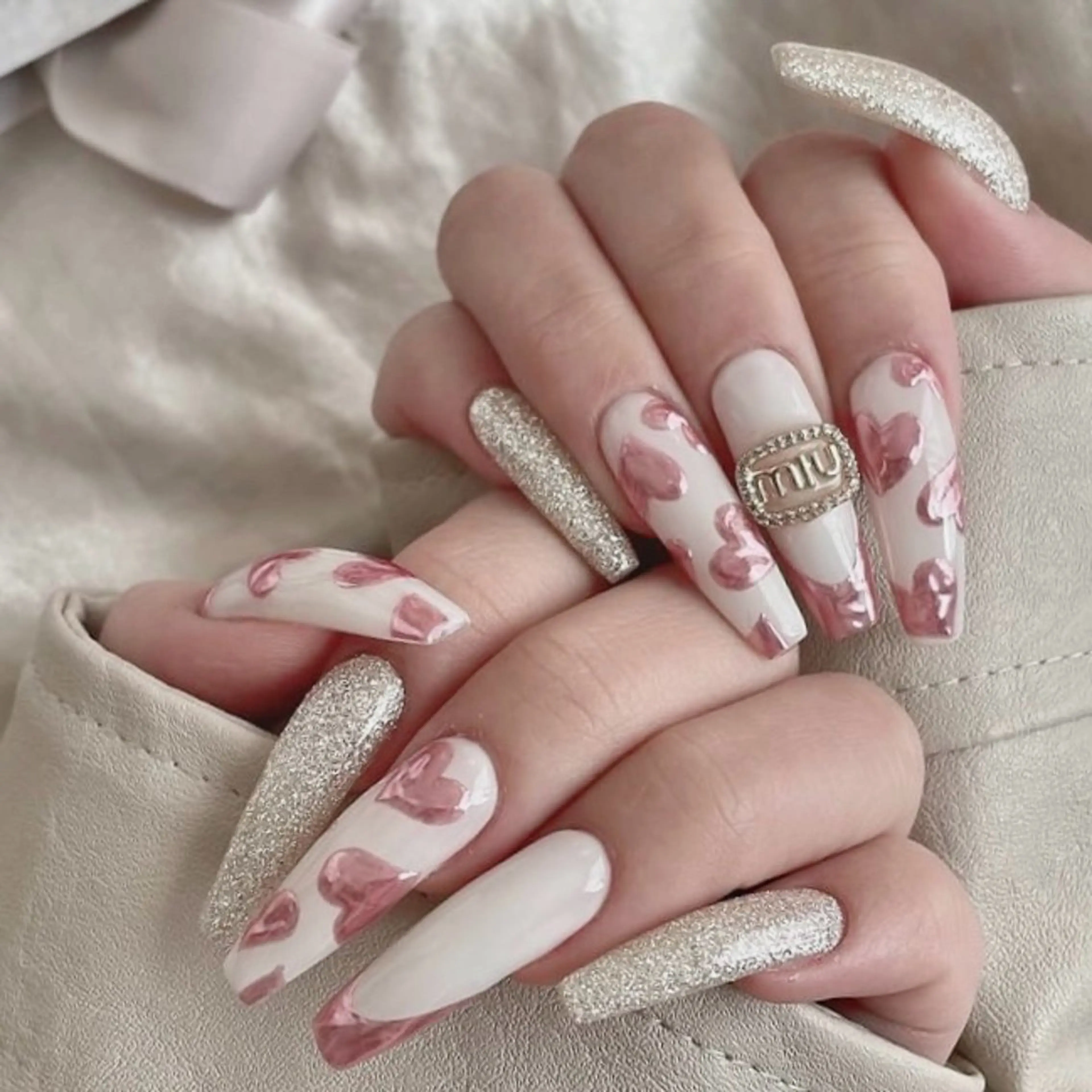 ネイル フットネイル フレンチネイル ジェルネイル ハート ラメ(グリッター) ハンドネイル NEO Beauty Salon所属・𝐍𝐄𝐎 𝐉𝐔𝐑𝐈のネイルデザイン