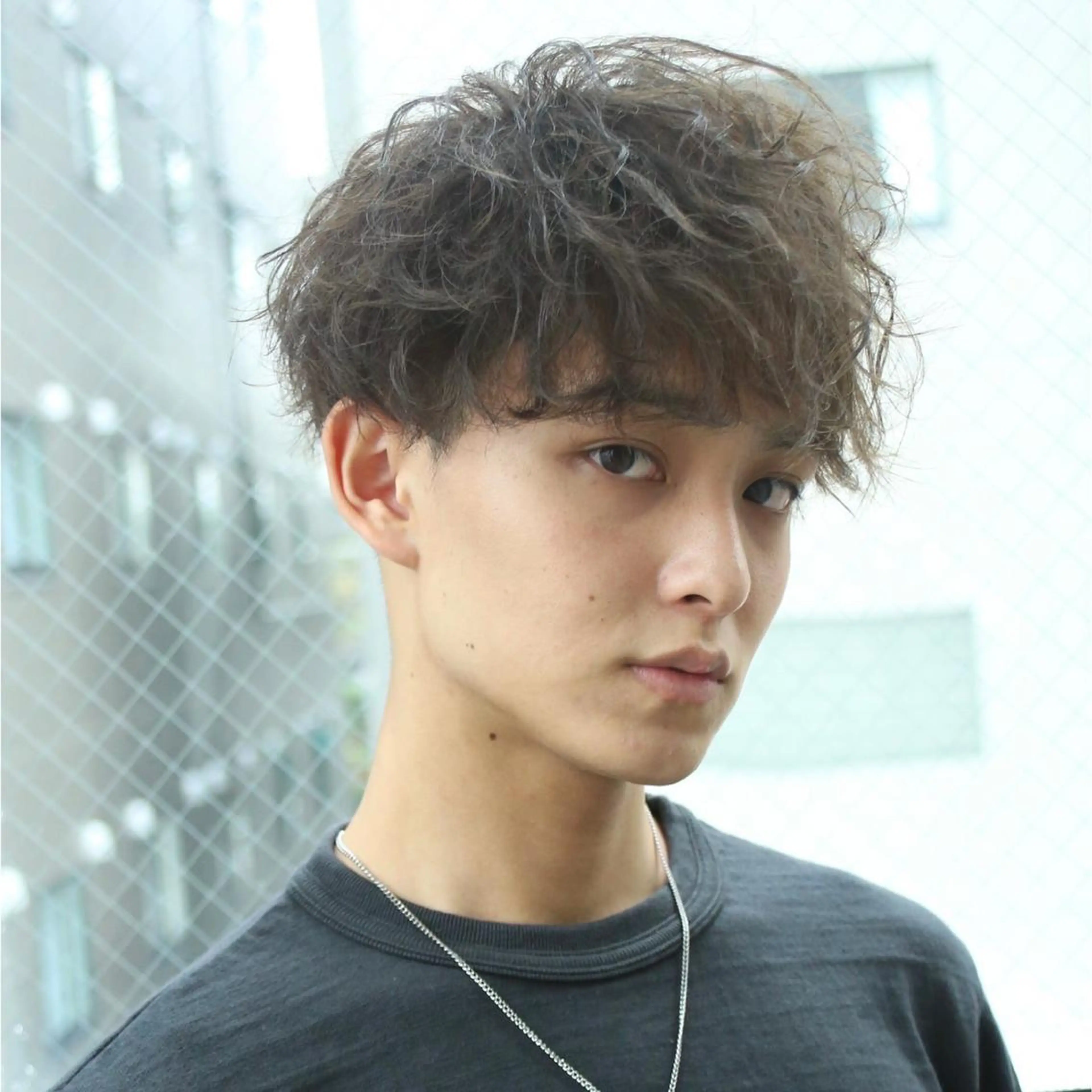 ショート カラー パーマ メンズ マッシュ メンズパーマ スパイラルパーマ カット ヘアセット 森下 佑大のヘアスタイル