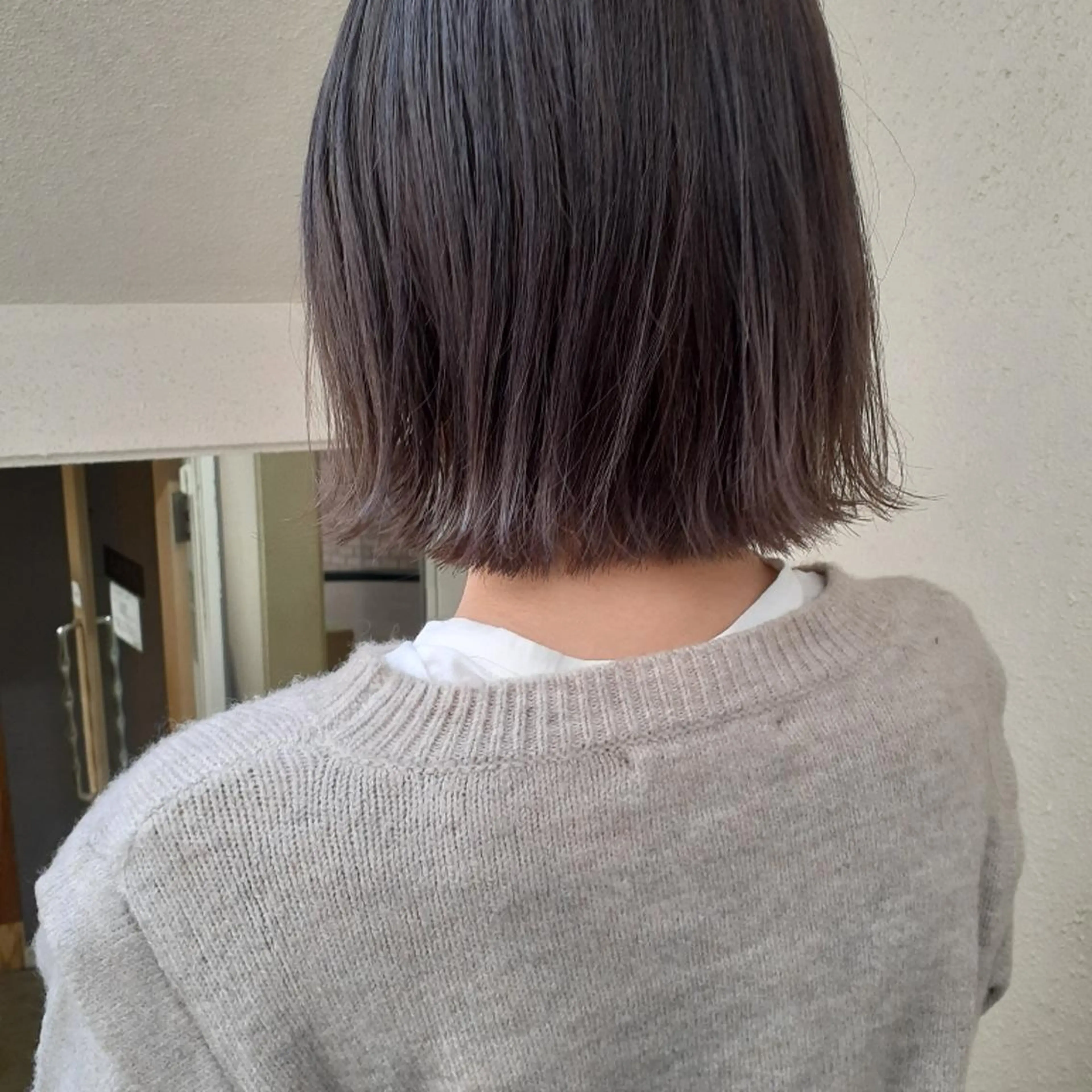ショート カラー ブリーチ ダークグレー ボブ 髪質改善 外ハネヘア カット ヘアカラー トリートメント 🔳髪質改善🔳 岡本陽のヘアスタイル
