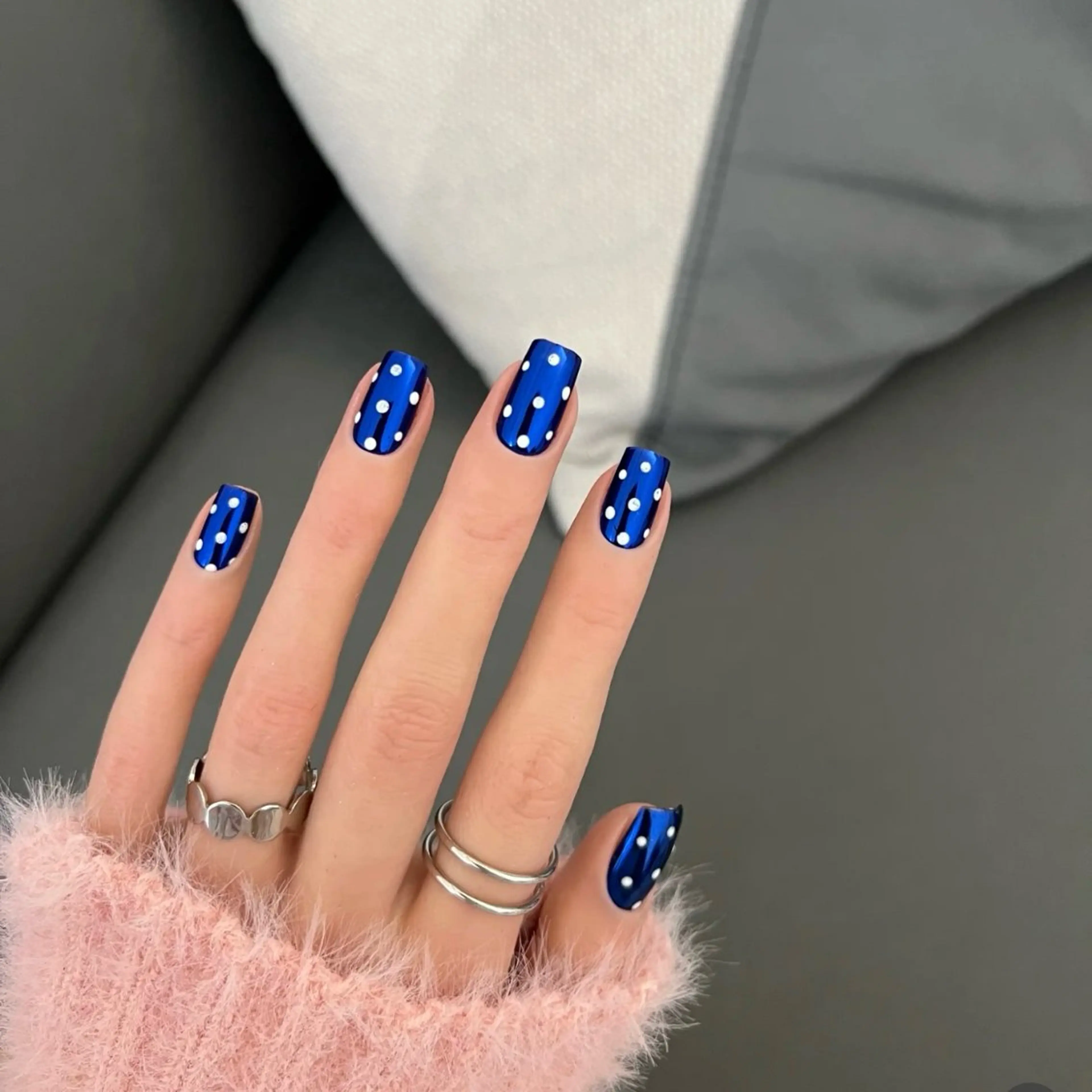 💙ミラーパウダー×ドットネイル💙 個性と上品さを両立した、大人のドットネイル💫の写真