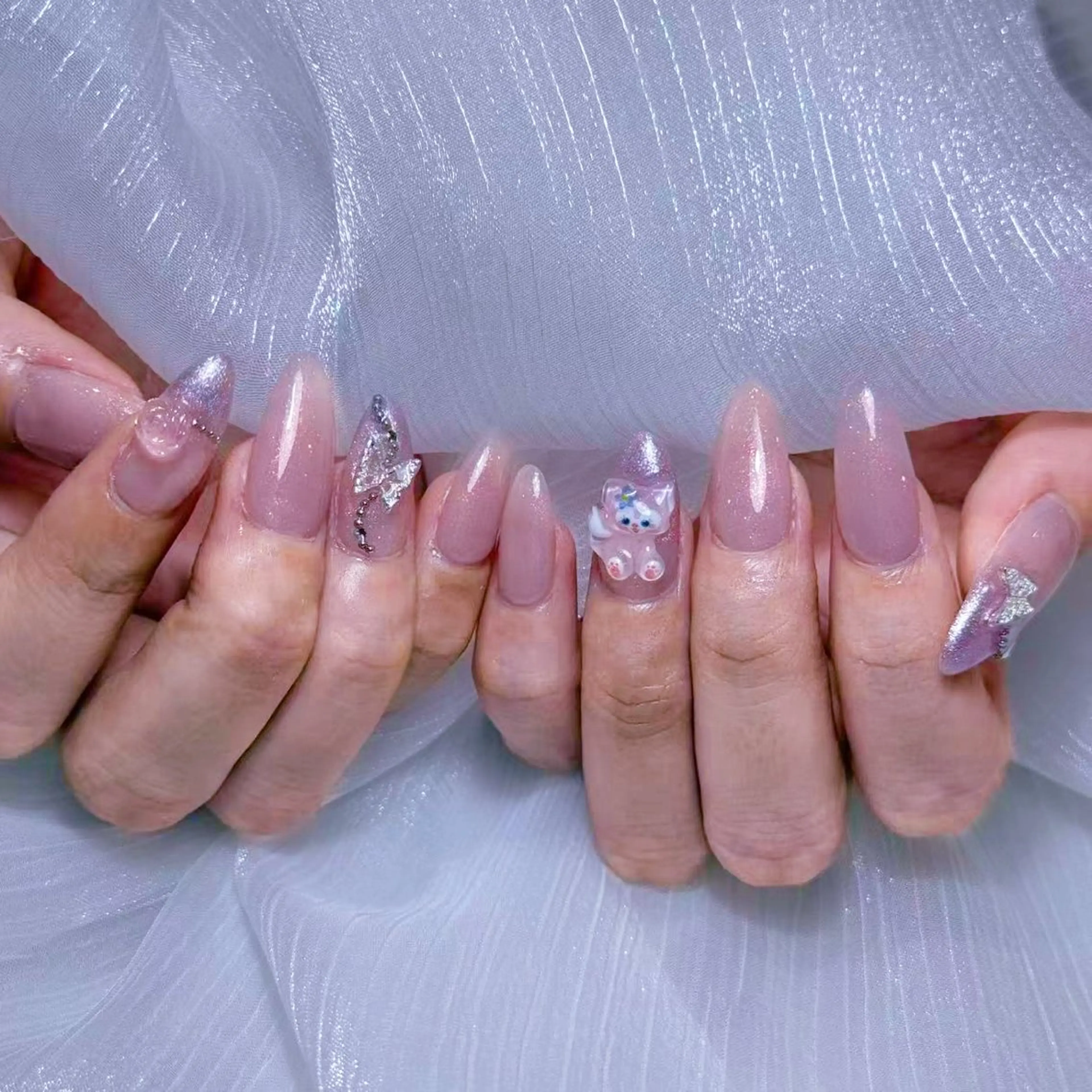 ネイル アートネイル オーロラネイル ガーリー キラキラネイル 韓国ネイル ハンドネイル yu ri 🌹のネイルデザイン