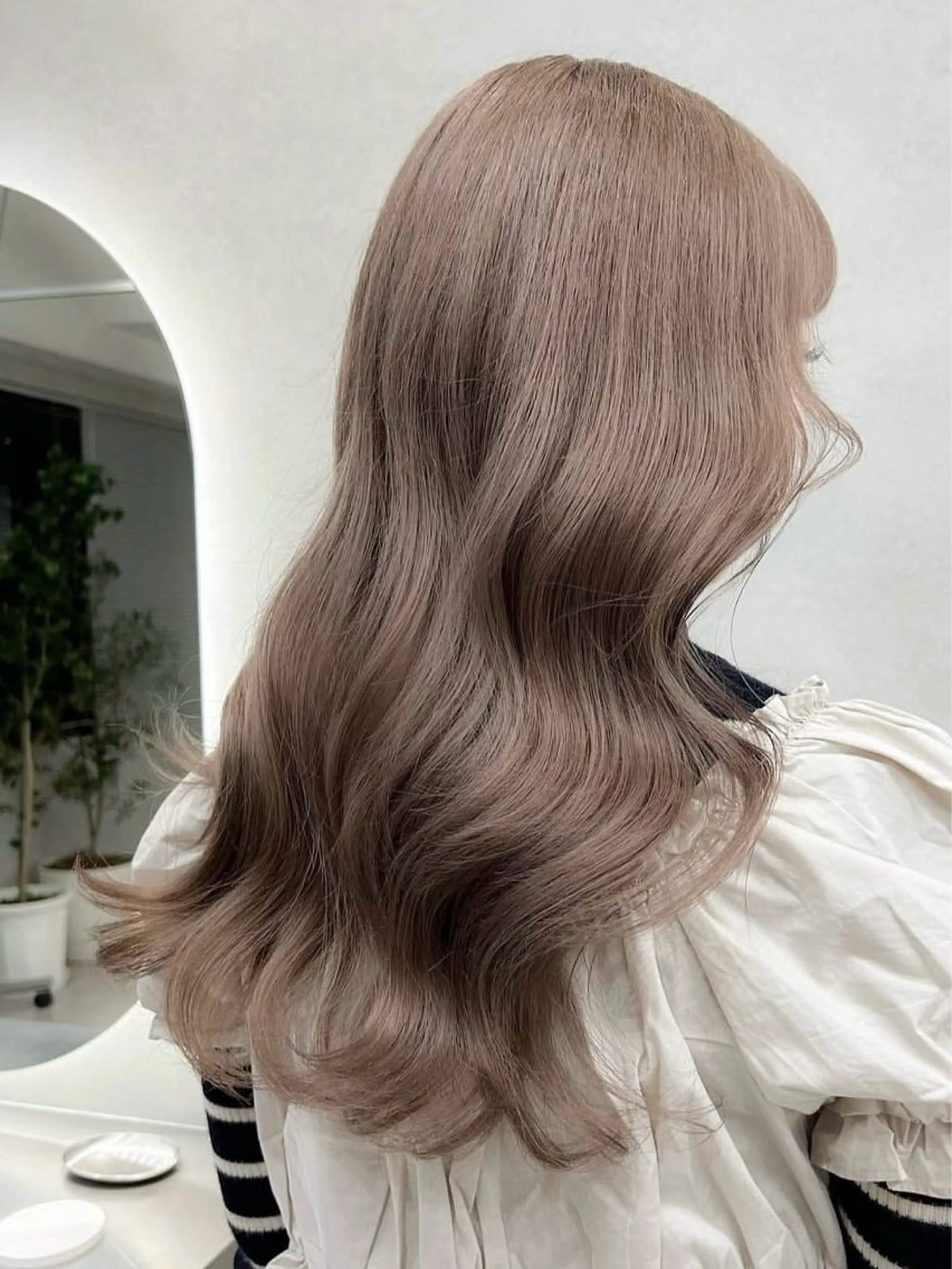 ロング カラー ベージュカラー グレージュ ハイトーンカラー ミルクティーベージュ ヘアカラー ⚡️ブリーチリタッチ グレー/ハイライトのヘアスタイル