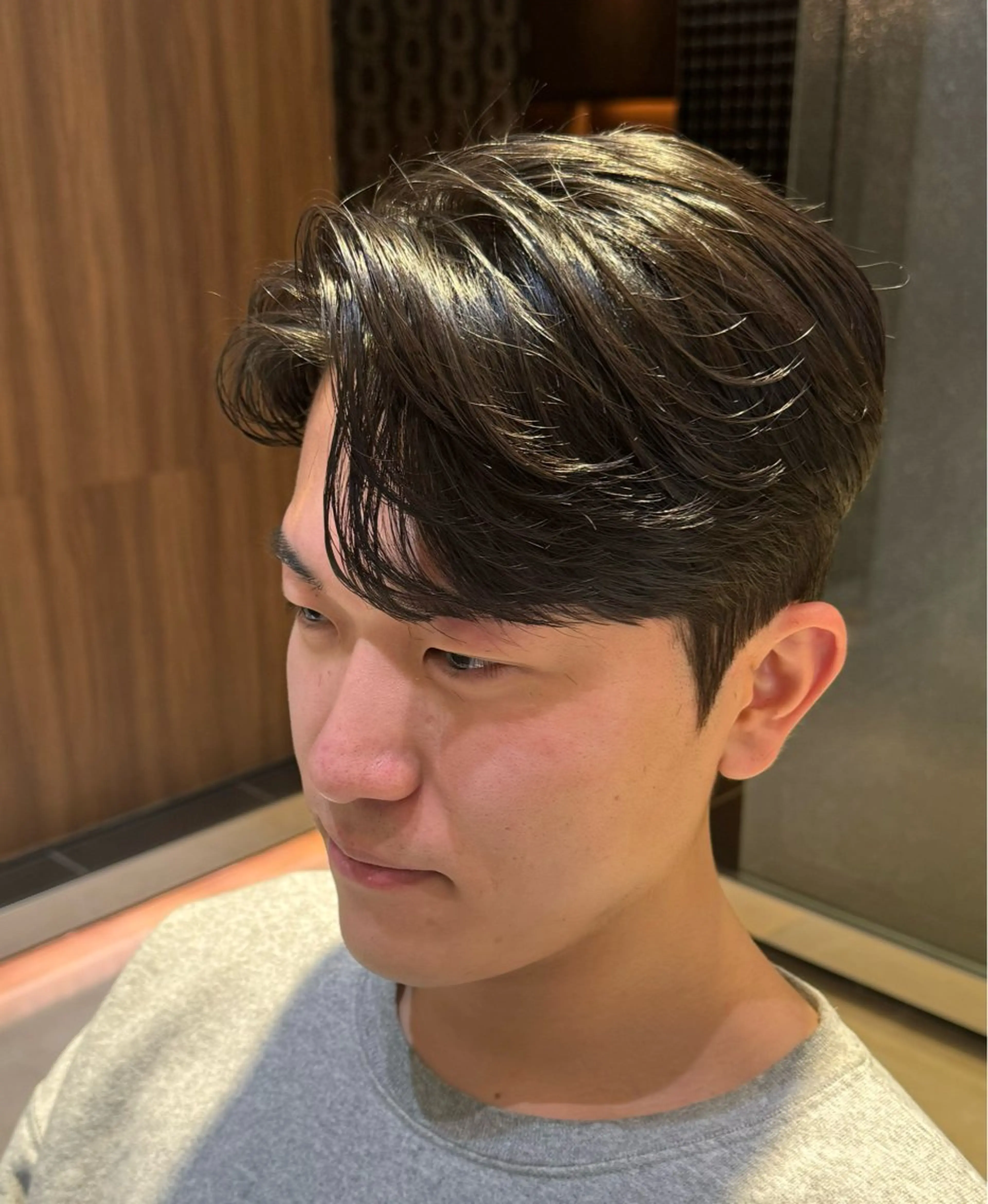 ショート パーマ メンズ センターパート コンマヘア ダウンパーマ カルマパーマ メンズ韓国風 YUKI🇰🇷 カルマ／ダウンパーマのヘアスタイル