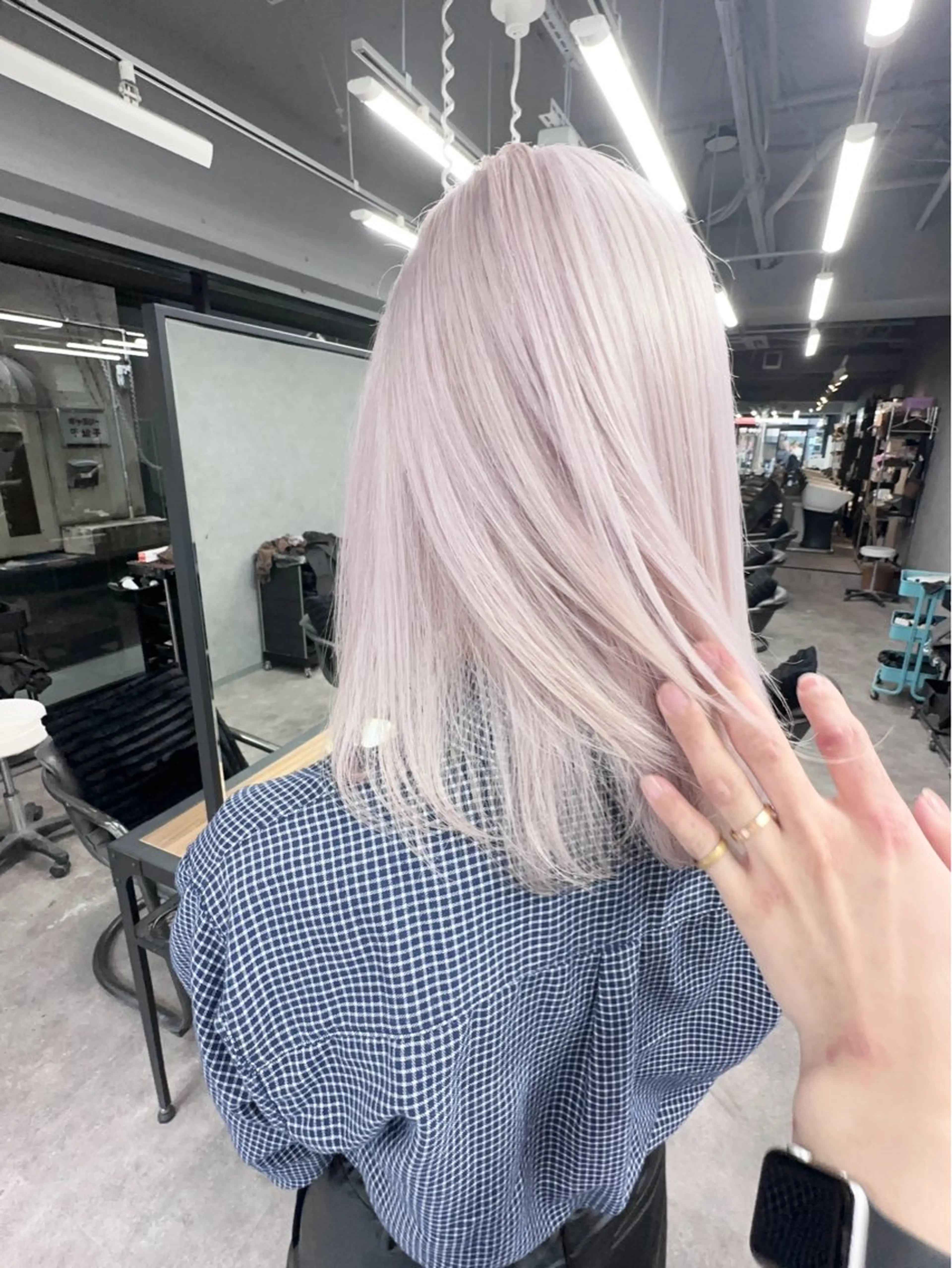 ロング ヘアカラー 前髪カット🩶レイヤ ー🩶ハイトーン🩶のヘアスタイル