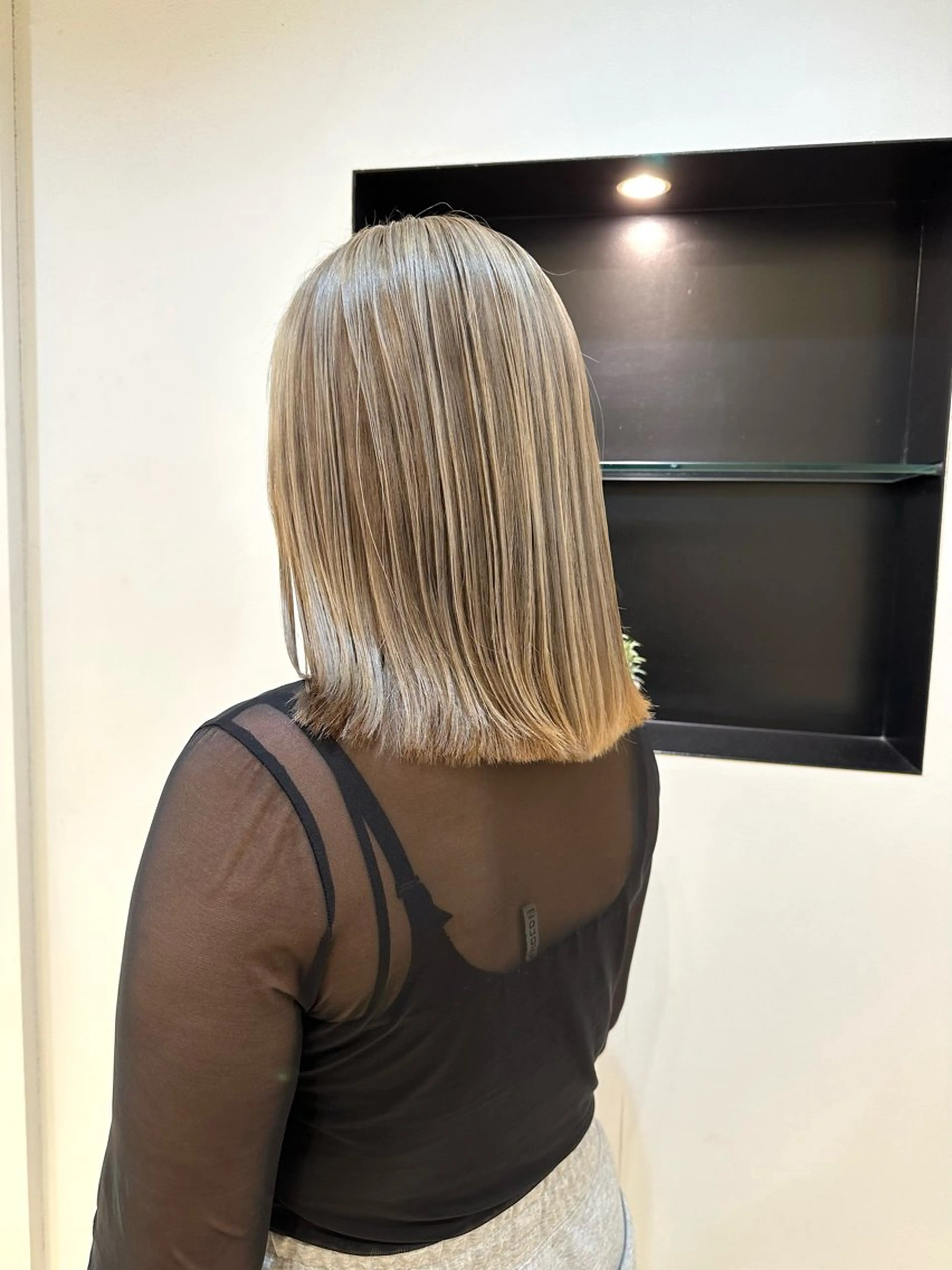 ミディアム カラー バレイヤージュ ベージュカラー ハイトーンカラー ハイトーンベージュ レイヤーカット カット ヘアカラー TAYA大阪上本町所属・【ダブルカラー/縮毛 矯正】十場のヘアスタイル