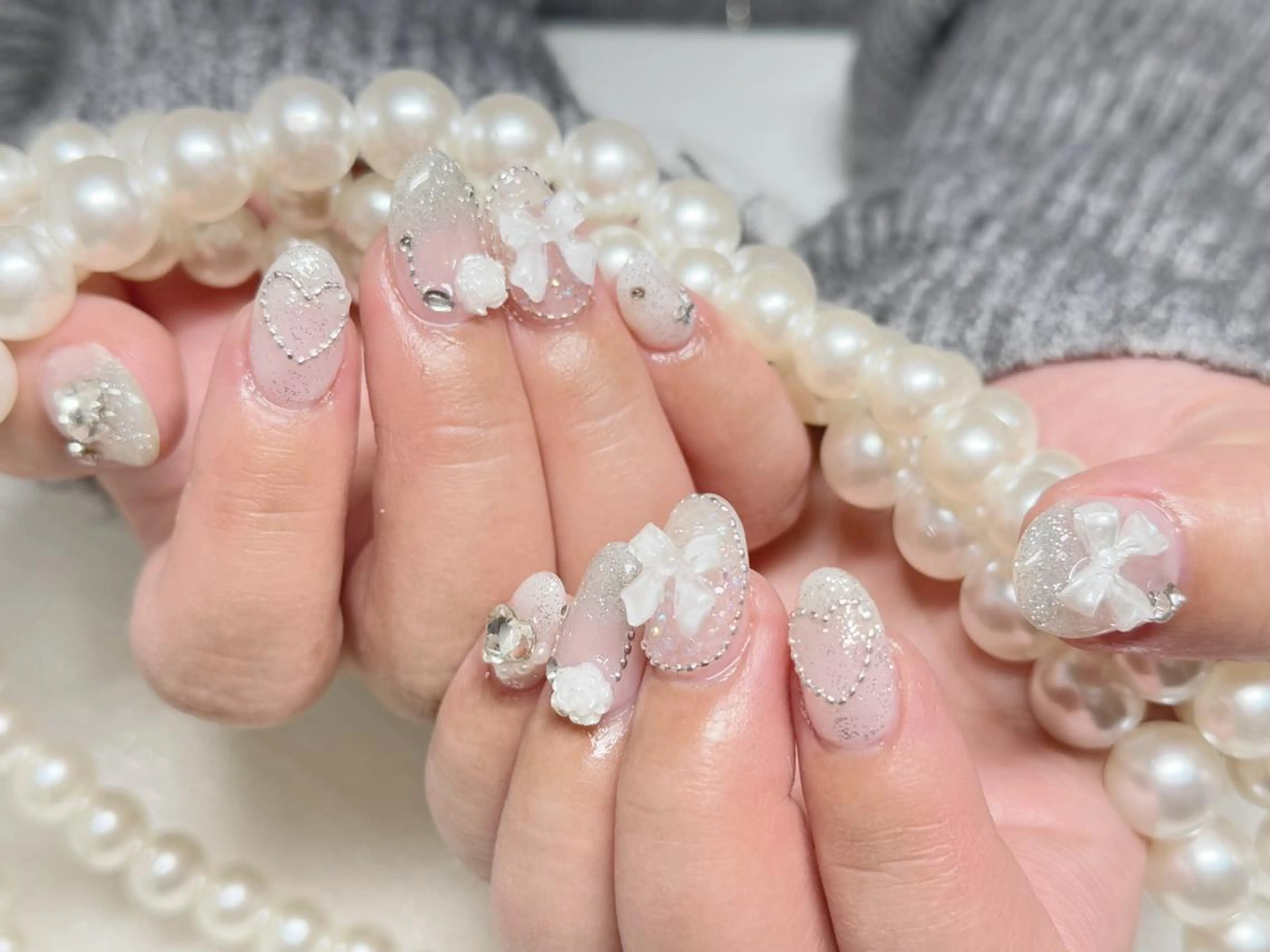 ネイル オーロラネイル 長さ出し フレンチネイル ガーリー キラキラネイル ハンドネイル ハンドケア NANAKO 🌼のネイルデザイン