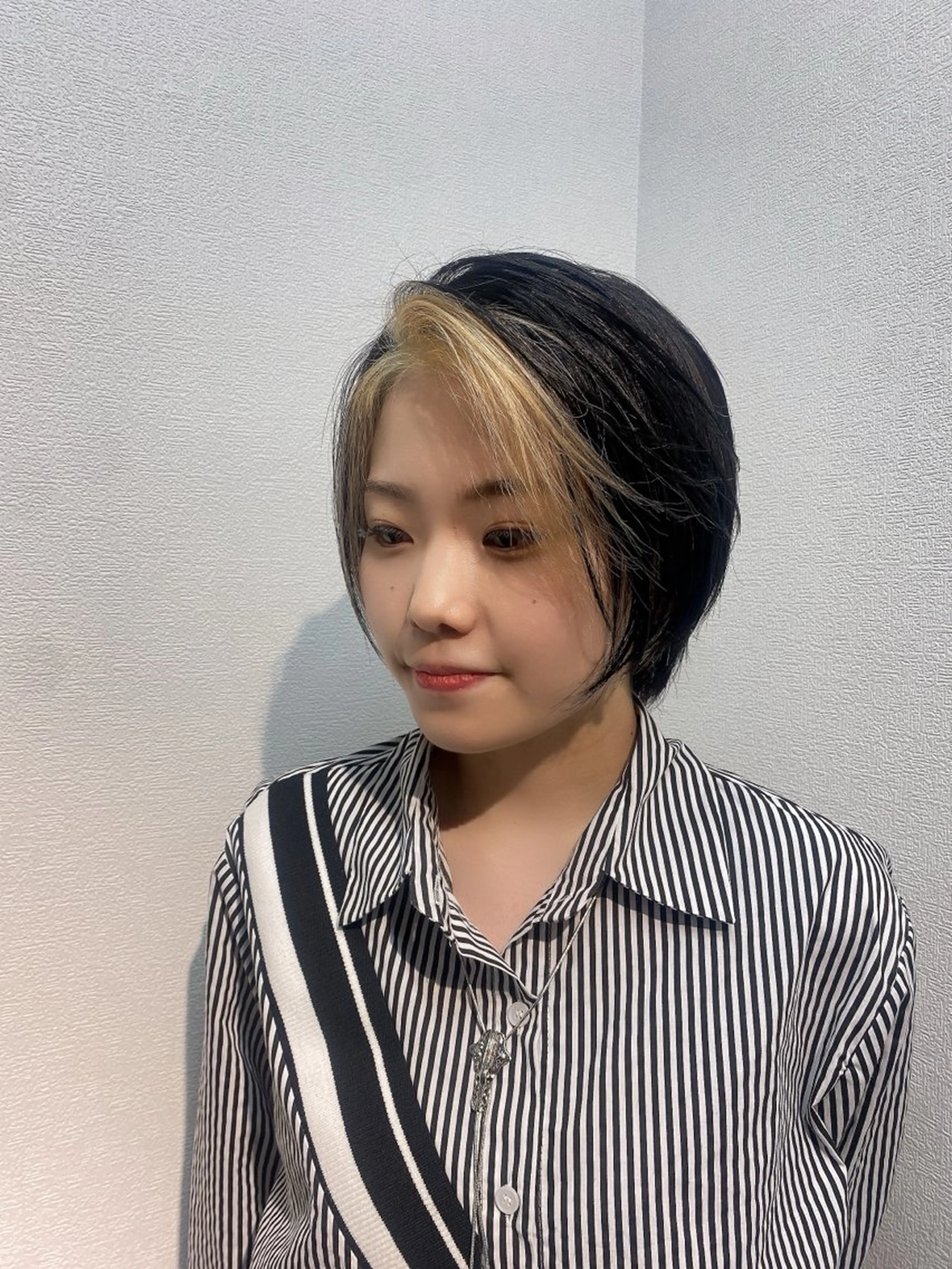 ショート カラー 抜きっぱなしブロンド 飯富 信二のヘアスタイル