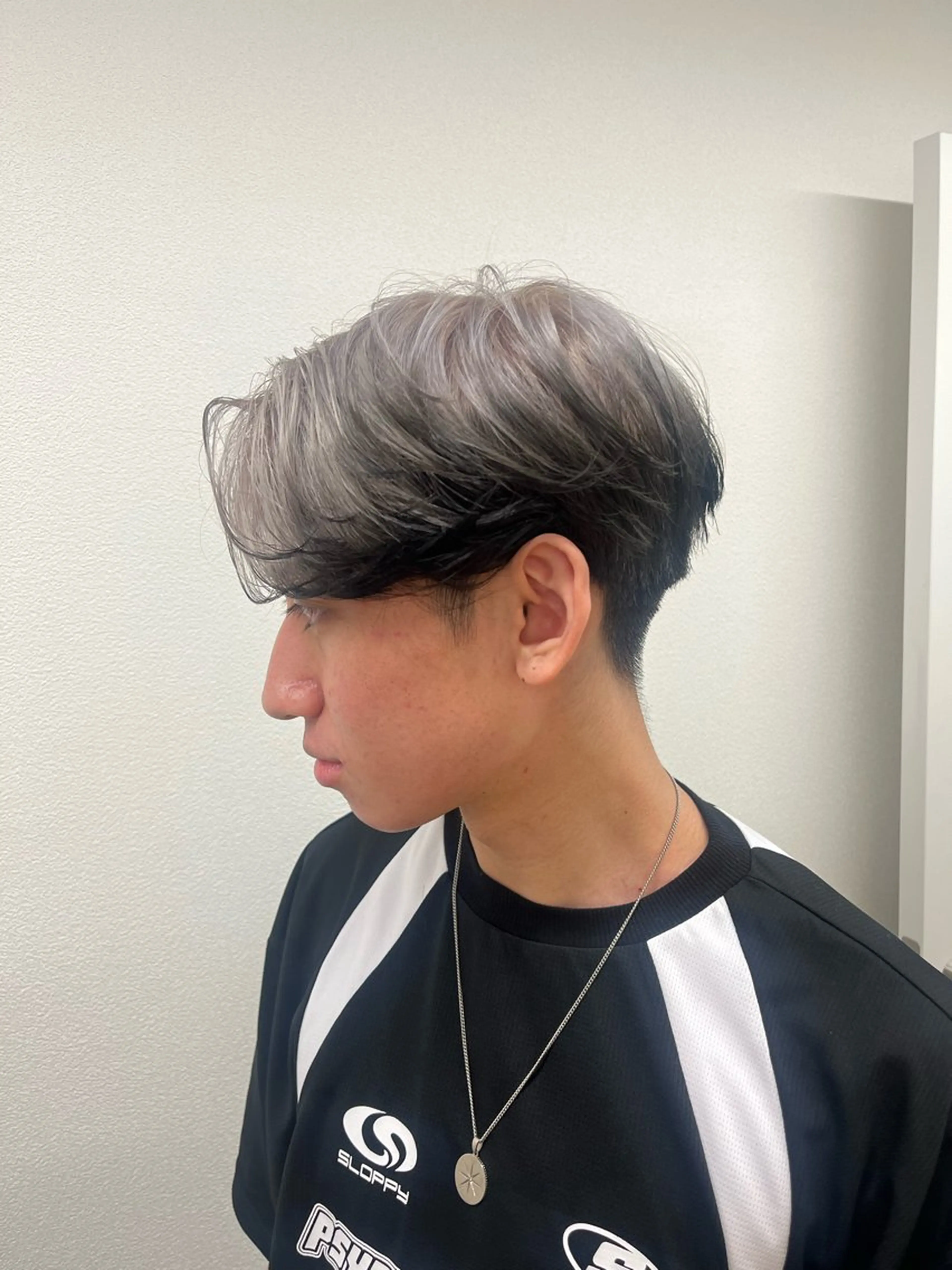 カラー ブリーチ デザインカラー グラデーションカラー シルバー ユイ☆ハイトーン ☆ブリーチデザインのヘアスタイル