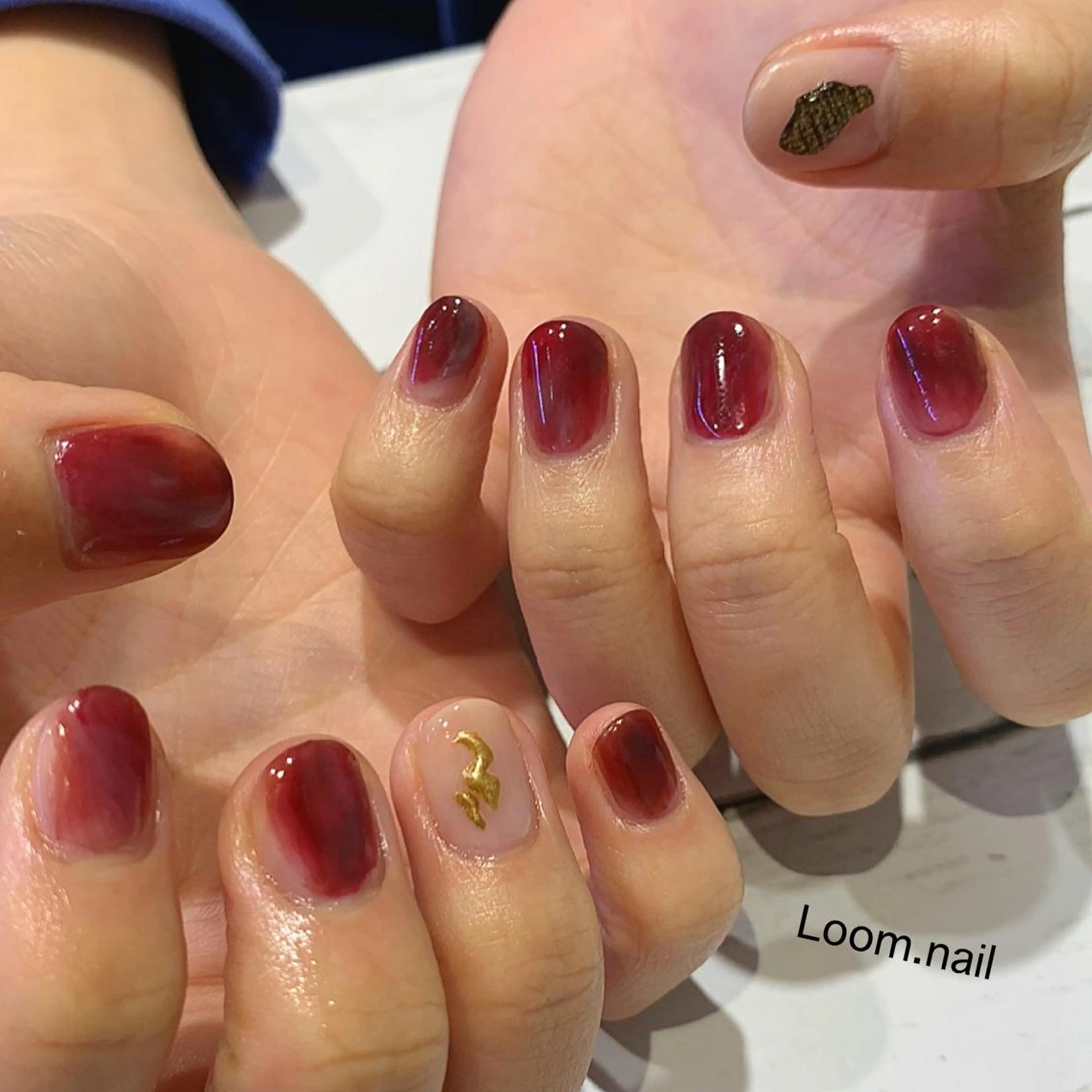 ネイル ブラウン ニュアンスネイル 赤色 Loom所属・hrd manamiのネイルデザイン