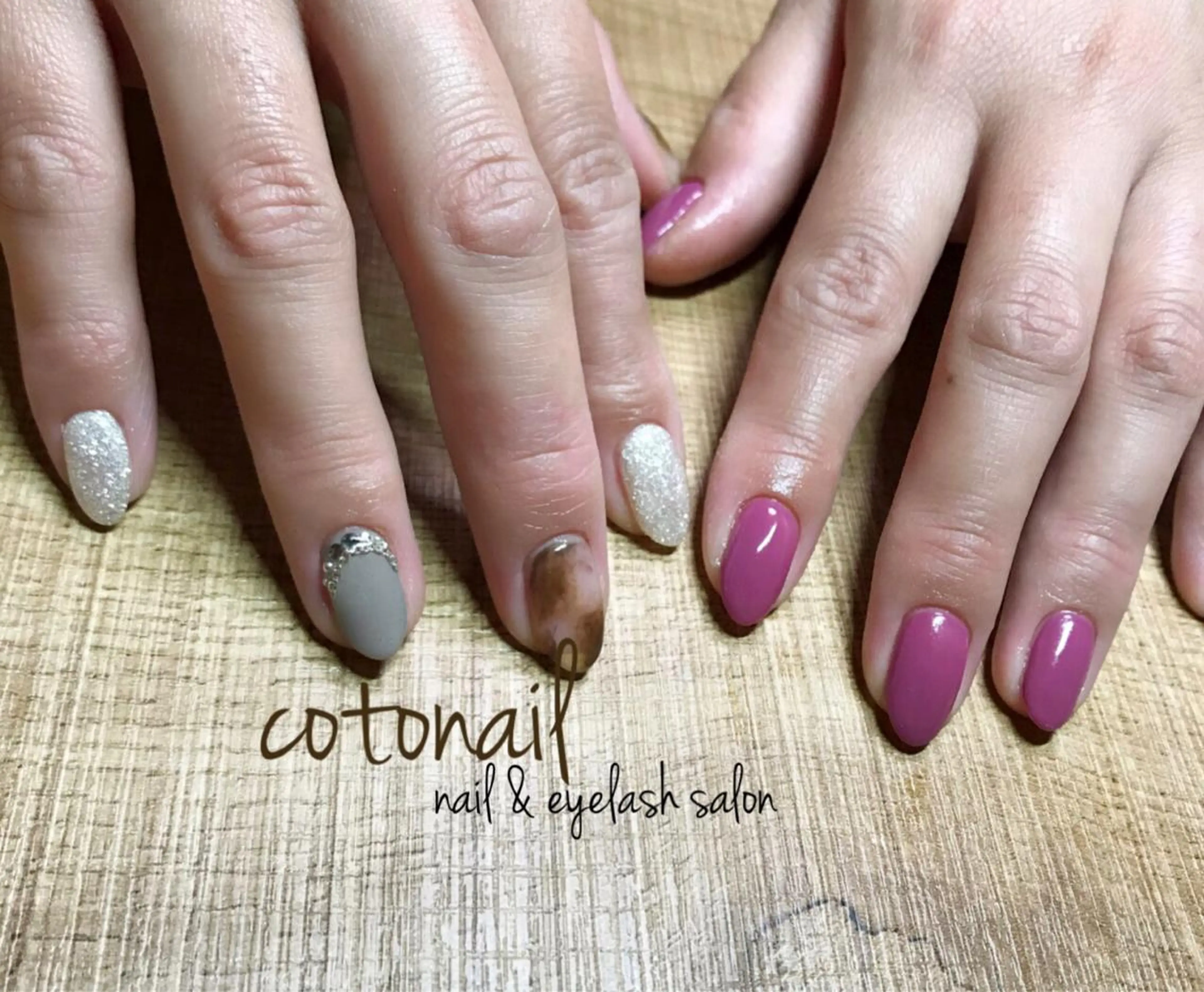 ミディアム ネイル アートネイル ハンドネイル ツメトマツゲ .のネイルデザイン