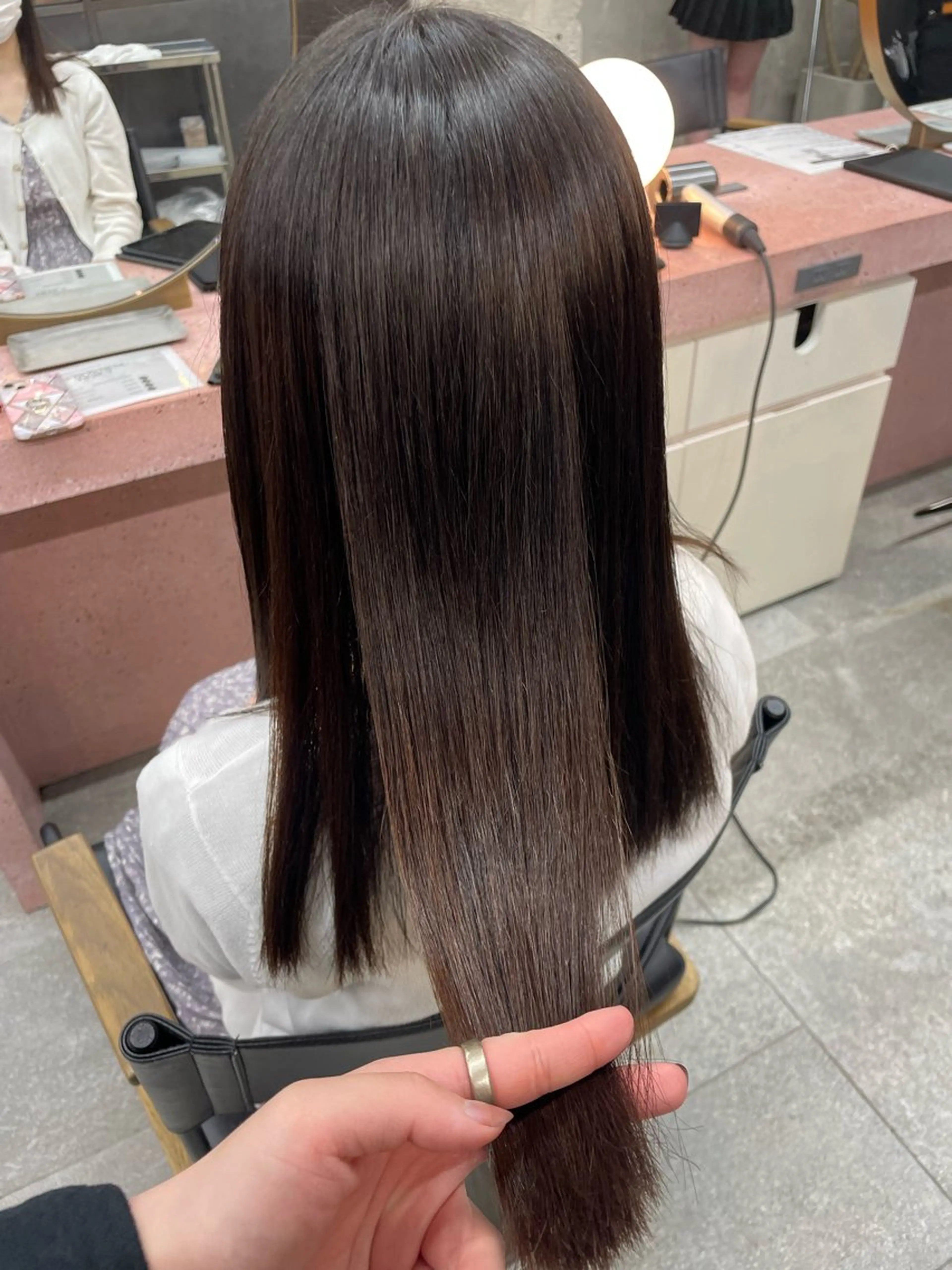 ロング カット ヘアカラー 縮毛矯正 鈴木瑛里／ブロンド ベージュ／ピンクのヘアスタイル