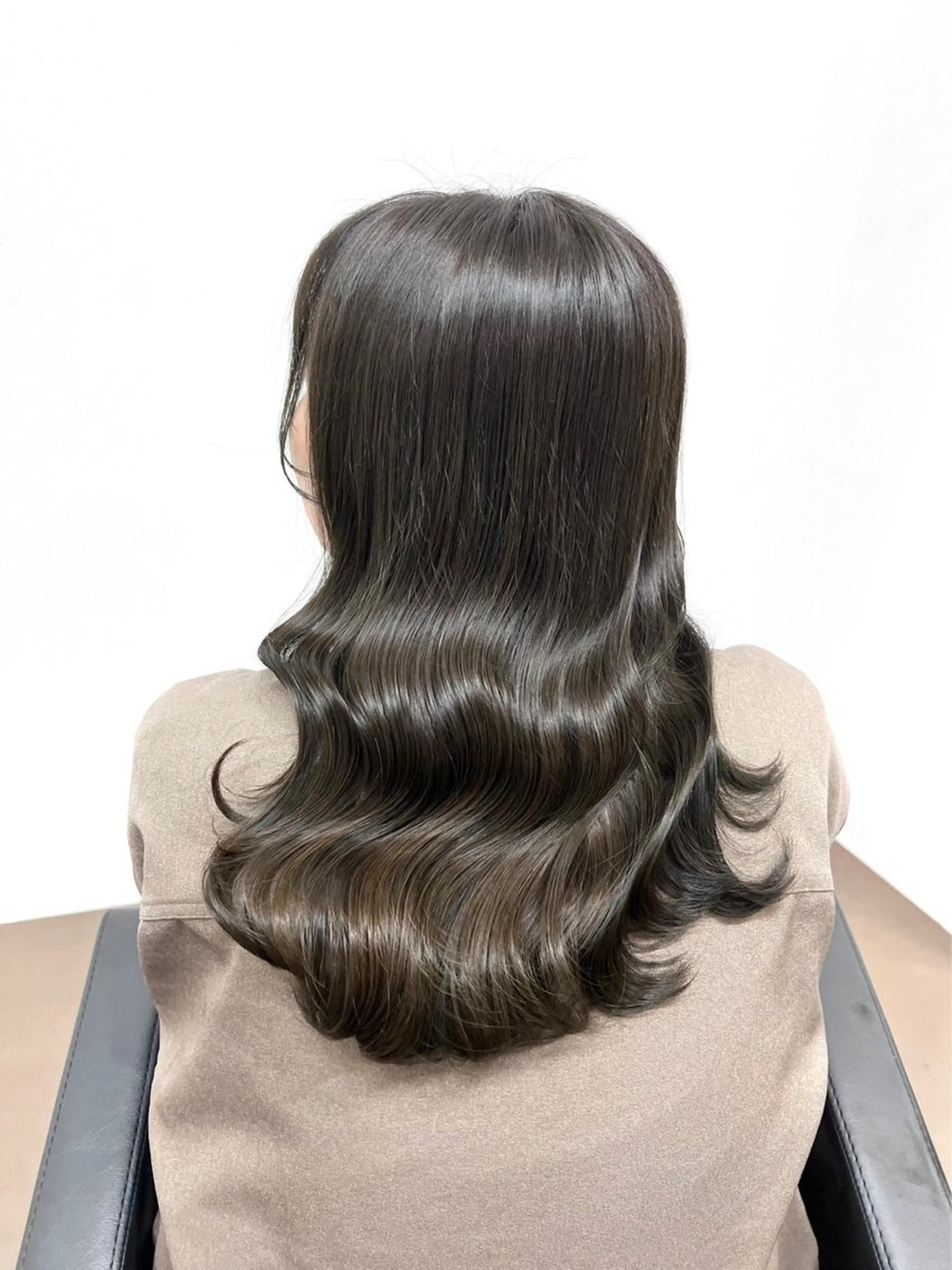 ロング ヘアカラー トリートメント シオン/艶髪/ グレージュカラーのヘアスタイル