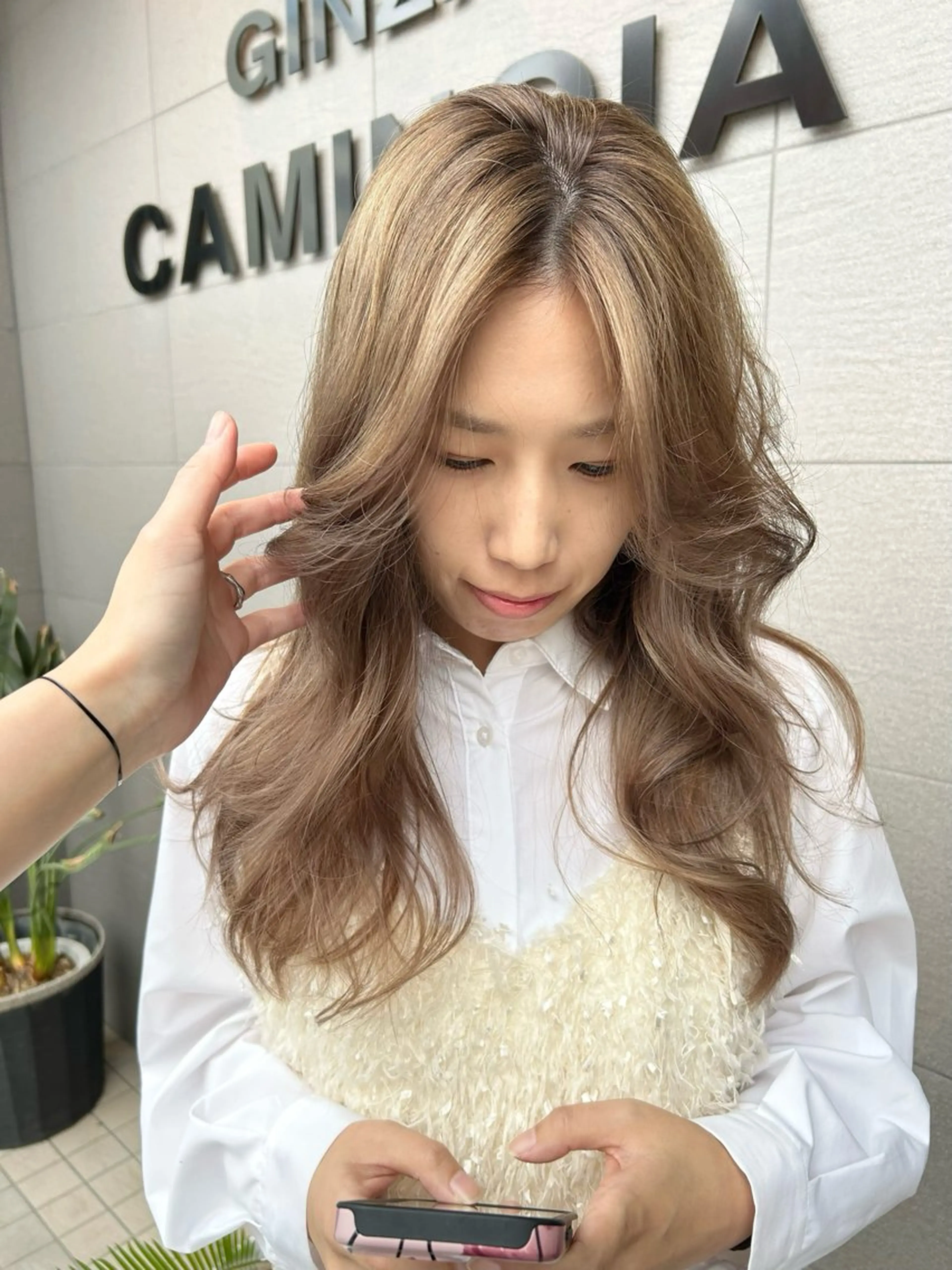 セミロング カラー ベージュカラー ミルクティーベージュ カット ヘアカラー ナカジマ ナナのヘアスタイル