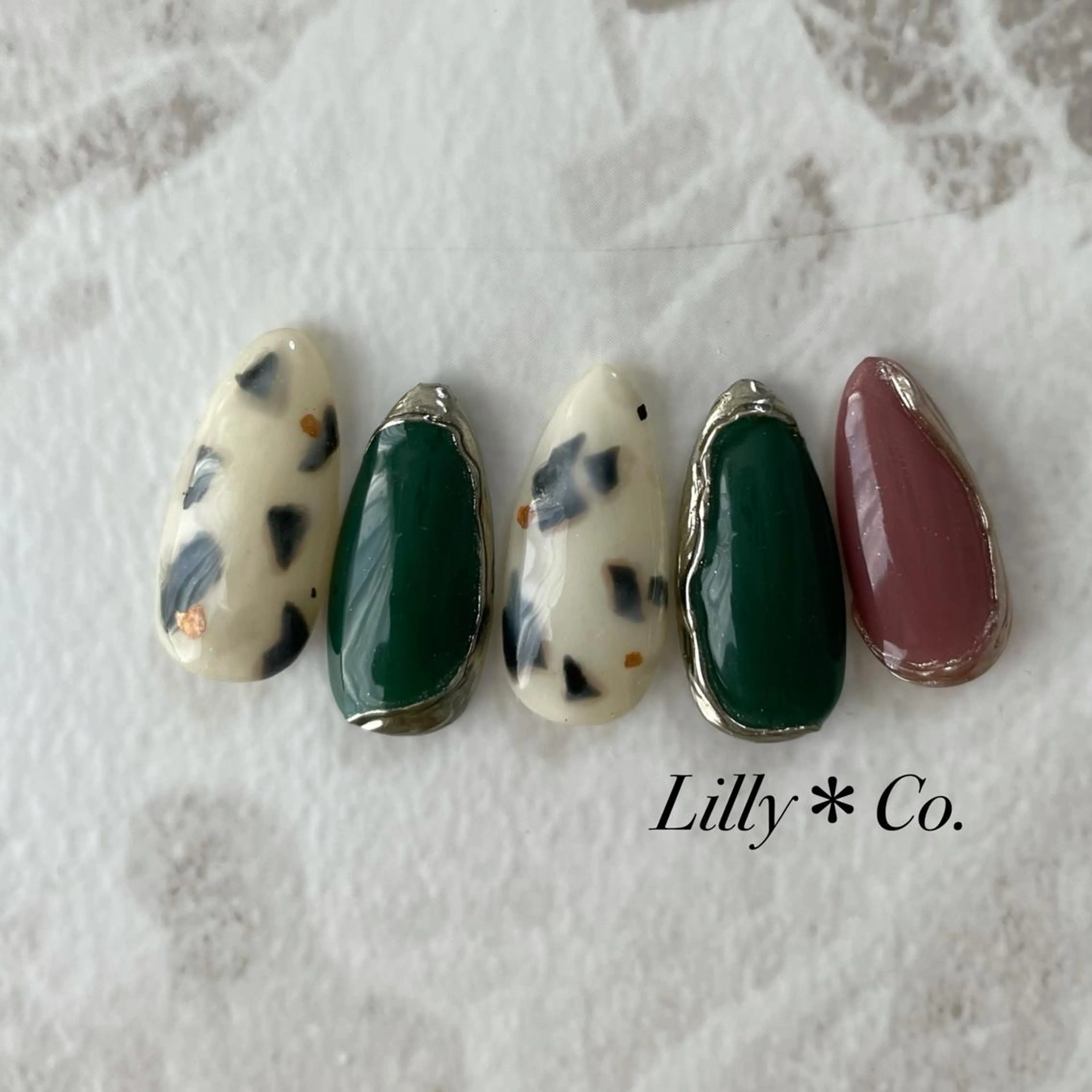 ネイル べっ甲ネイル ブラウン オレンジ ホワイト 冬ネイル ハンドネイル ハンドケア Lilly Co.のネイルデザイン