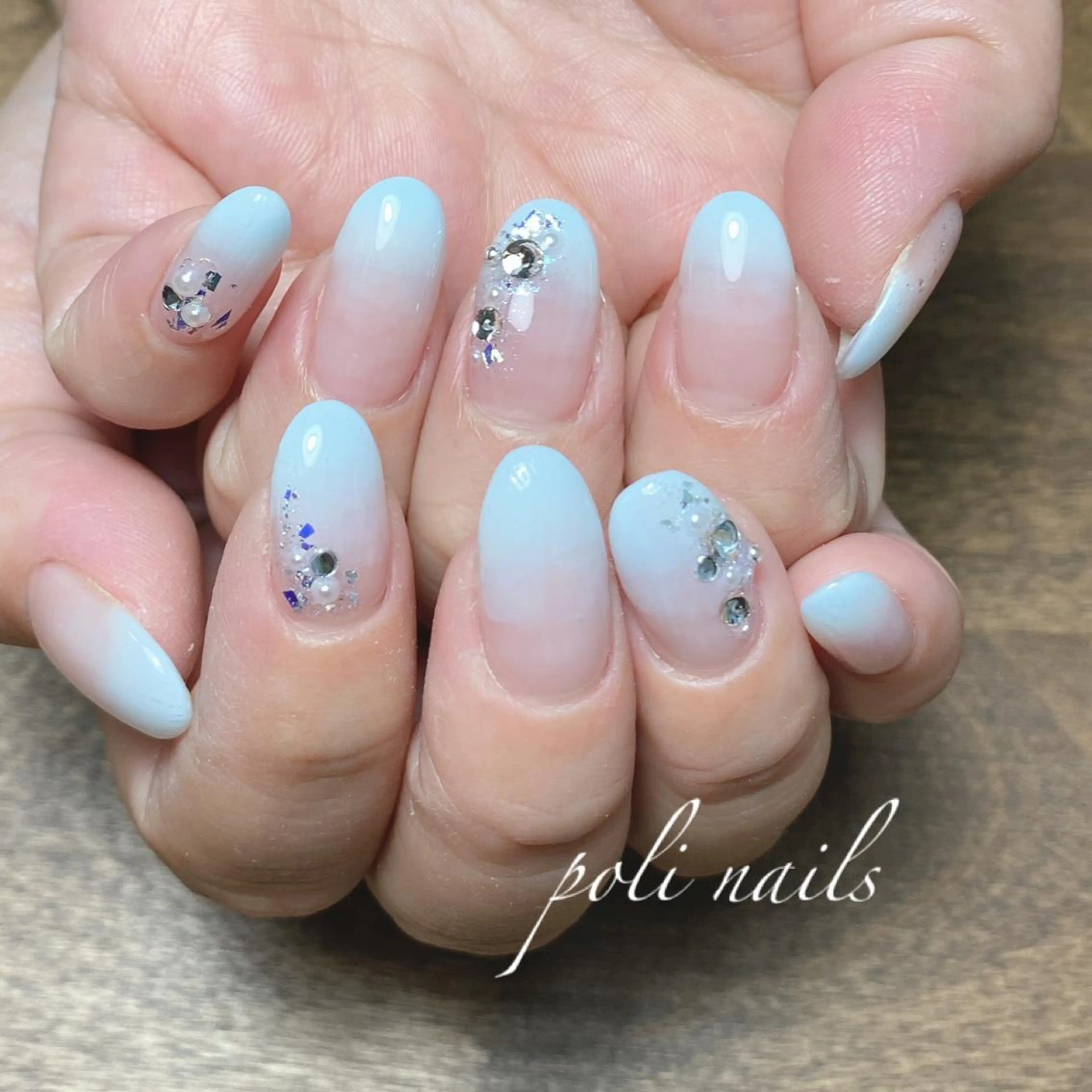 ネイル ブルー グラデーション ハンドネイル poli nailsのネイルデザイン