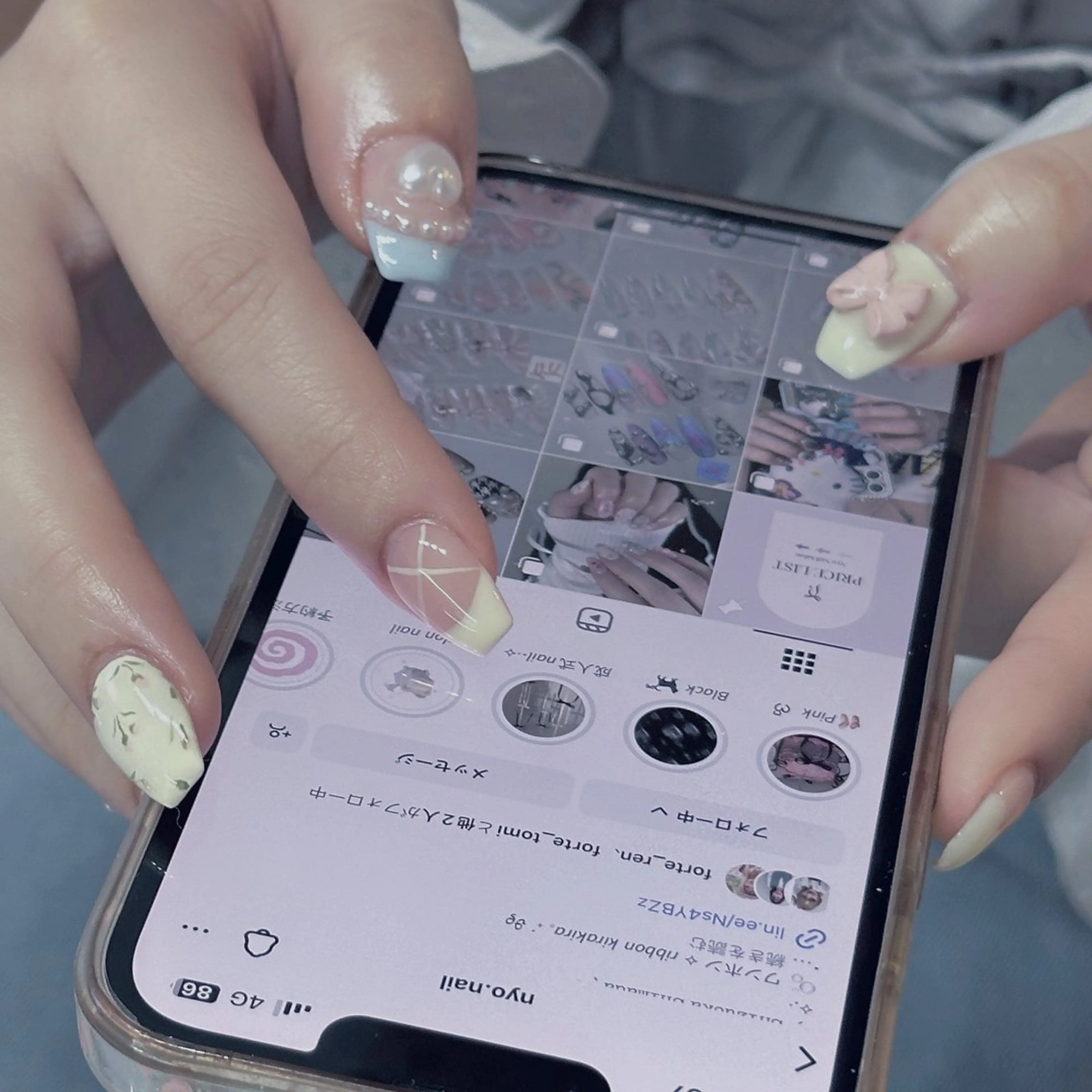 ネイル ブルー 黄色 ハンドネイル 🩵ニヨ ネイル ☁️のネイルデザイン