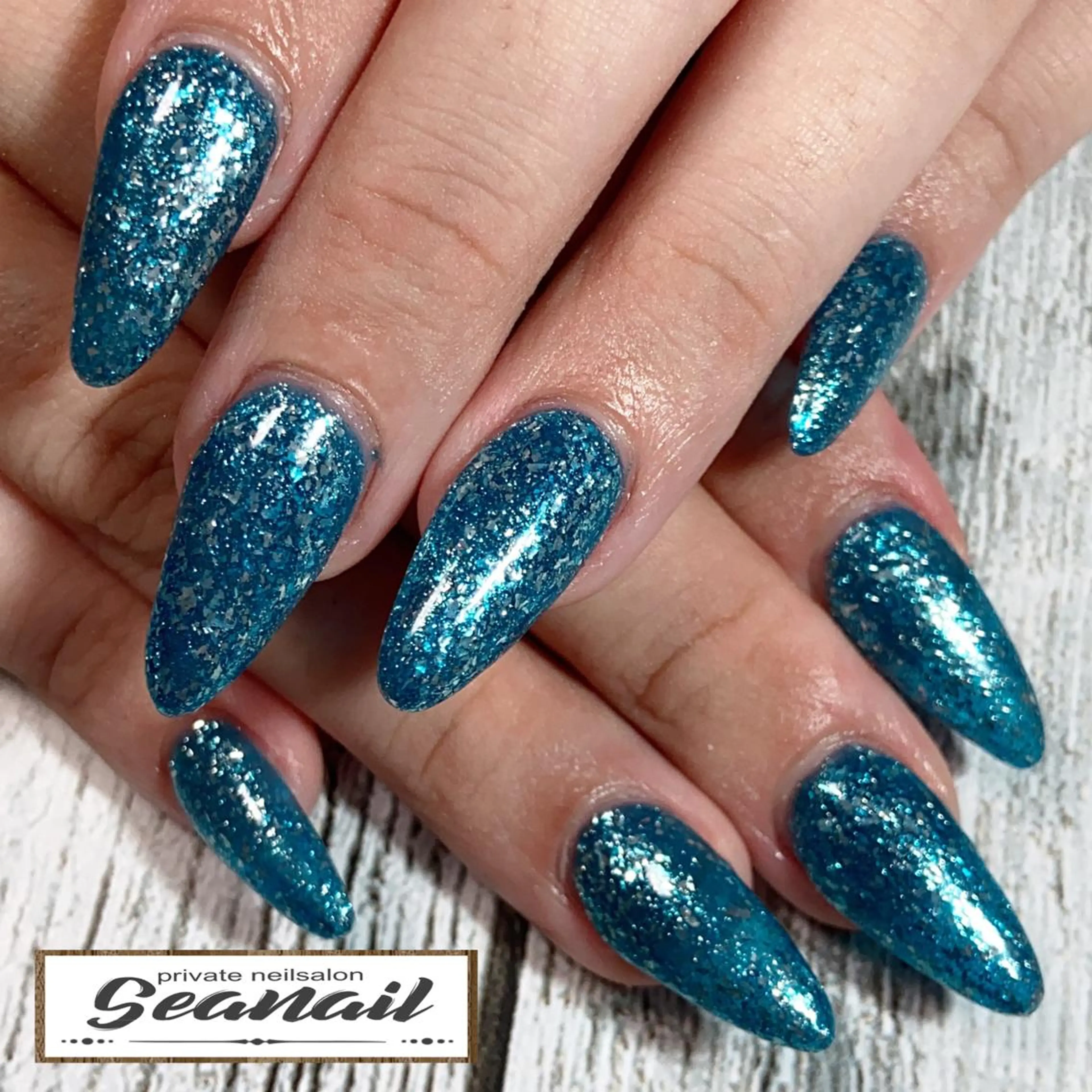 ネイル アートネイル ブルー フットネイル ジェルネイル キラキラネイル 小尾 栞のネイルデザイン