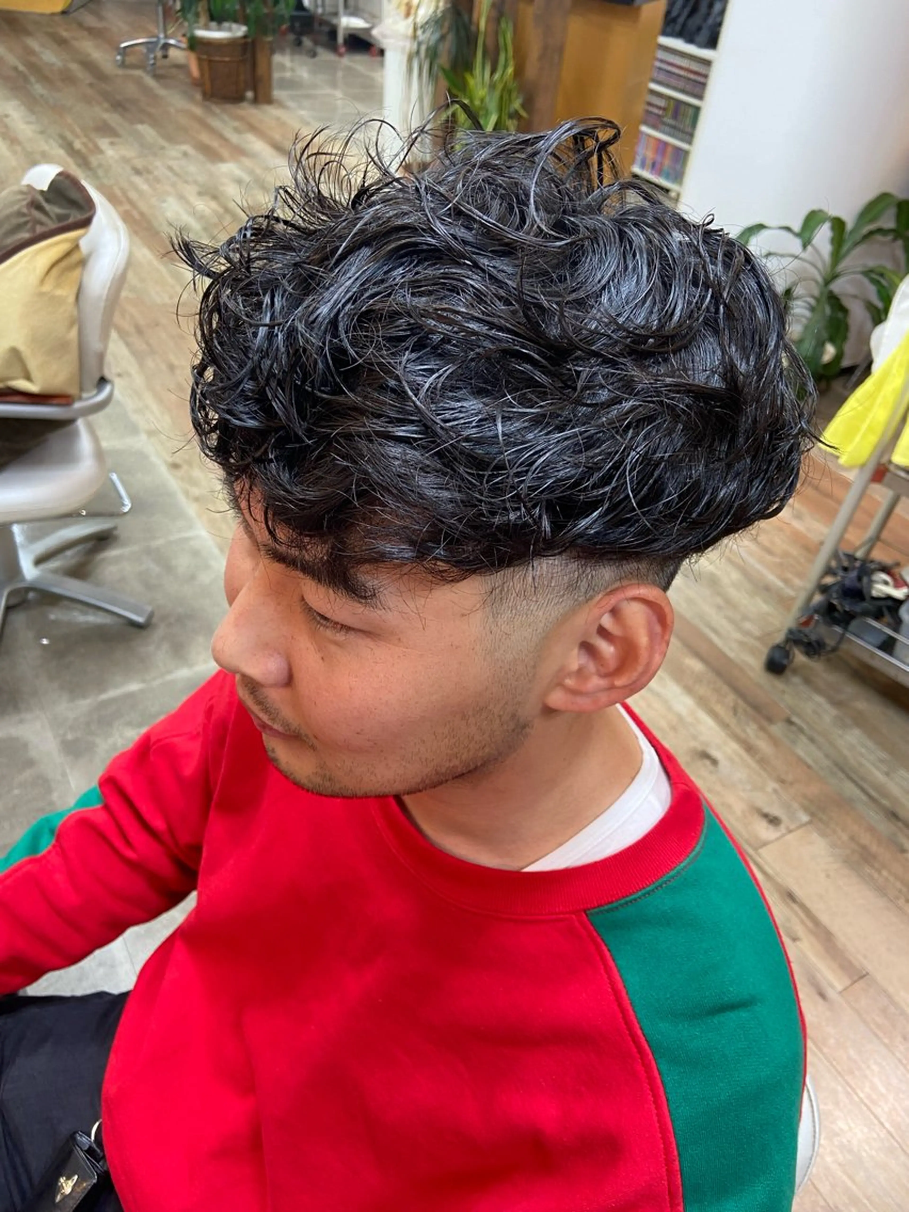 パーマ ヘアアレンジ メンズ ビジネス フェードカット メンズパーマ スキンフェード カット パーマ ✨デザインカラー✨髪 質改善🫧イツキ🍒のヘアスタイル