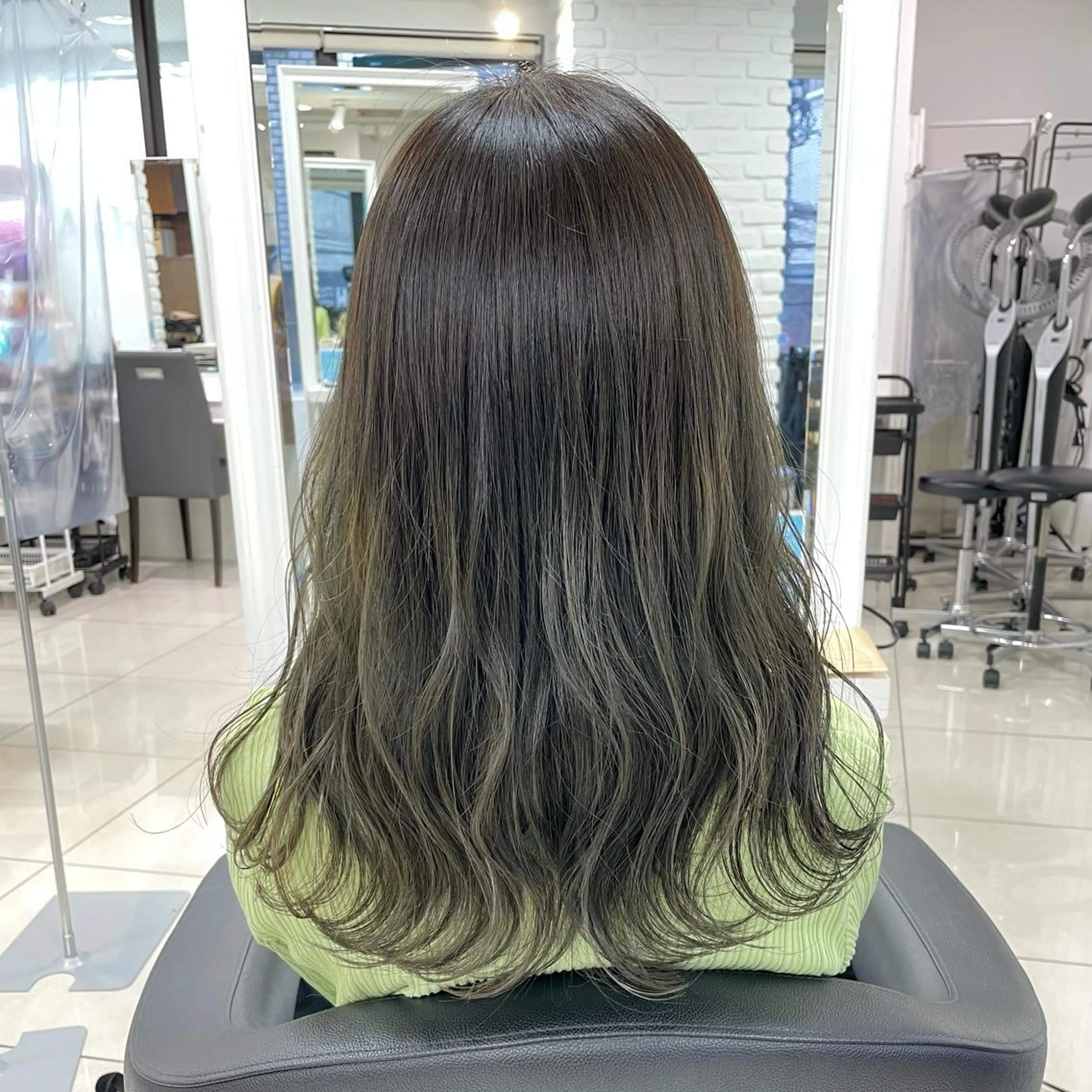 セミロング カラー ブルーカラー グレージュ カーキグレージュ カット ヘアカラー トリートメント 【デザインカラー】 粥川佳日望のヘアスタイル