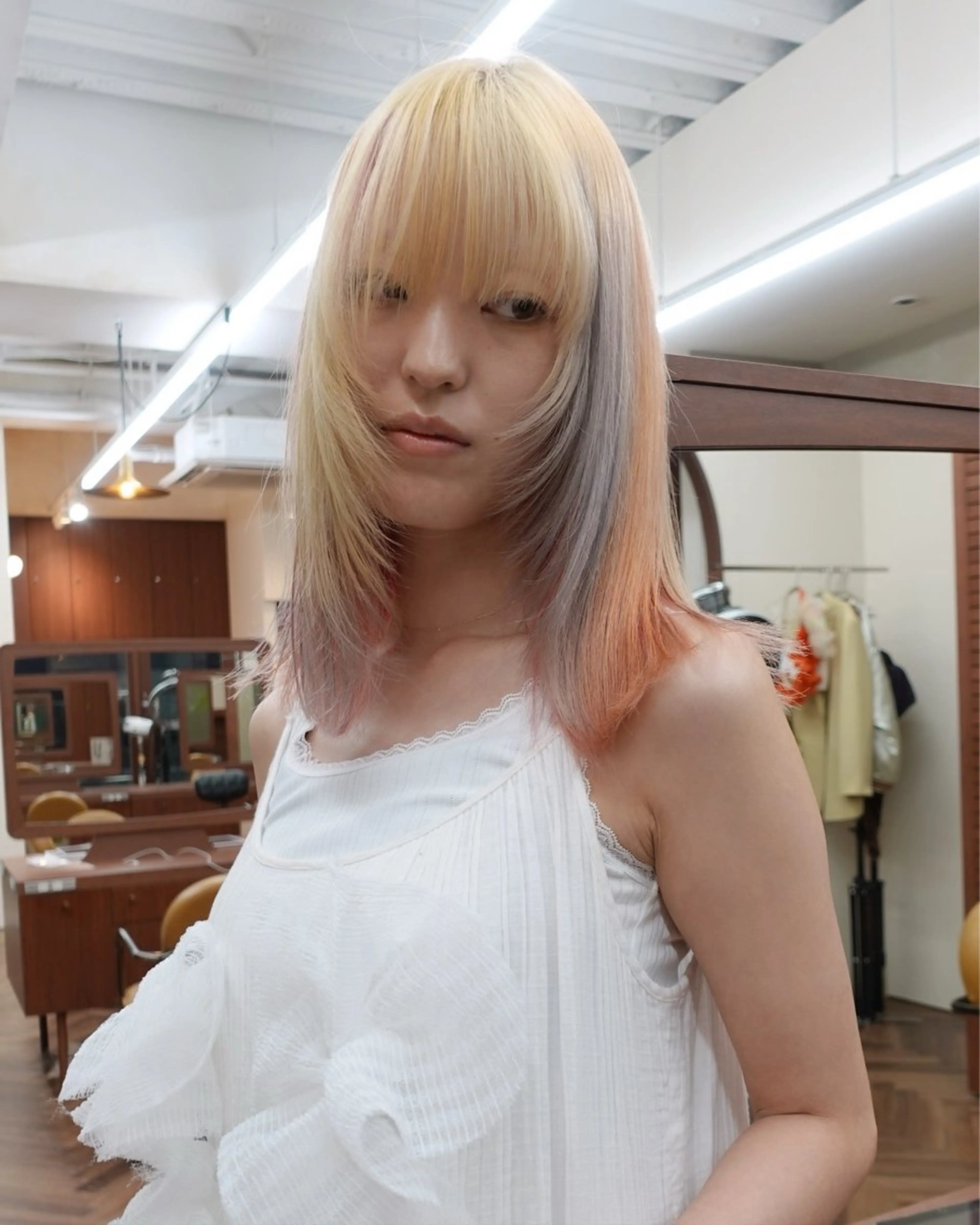 ミディアム カラー ブリーチ ブロンド ケアブリーチ 透明感カラー ダブルカラー カット ヘアカラー トリートメント ニュアンスレイヤー ハイトーンカラーのヘアスタイル