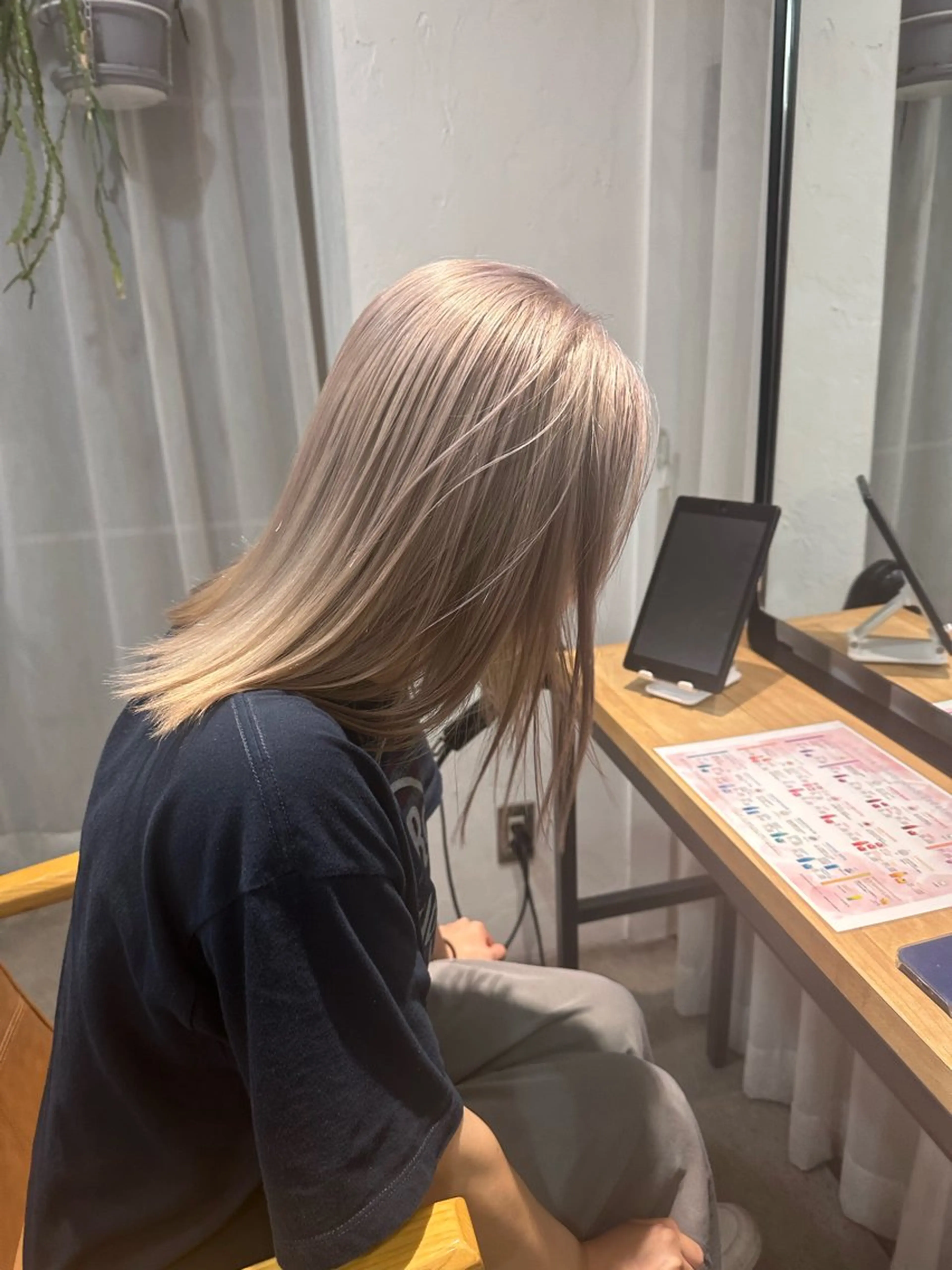 ミディアム カラー ベージュカラー ブリーチ ハイトーンカラー ブリーチなしカラー ホワイトベージュ ヘアカラー トリートメント REINA☁️透明感 カラー/ぷつっと♡のヘアスタイル