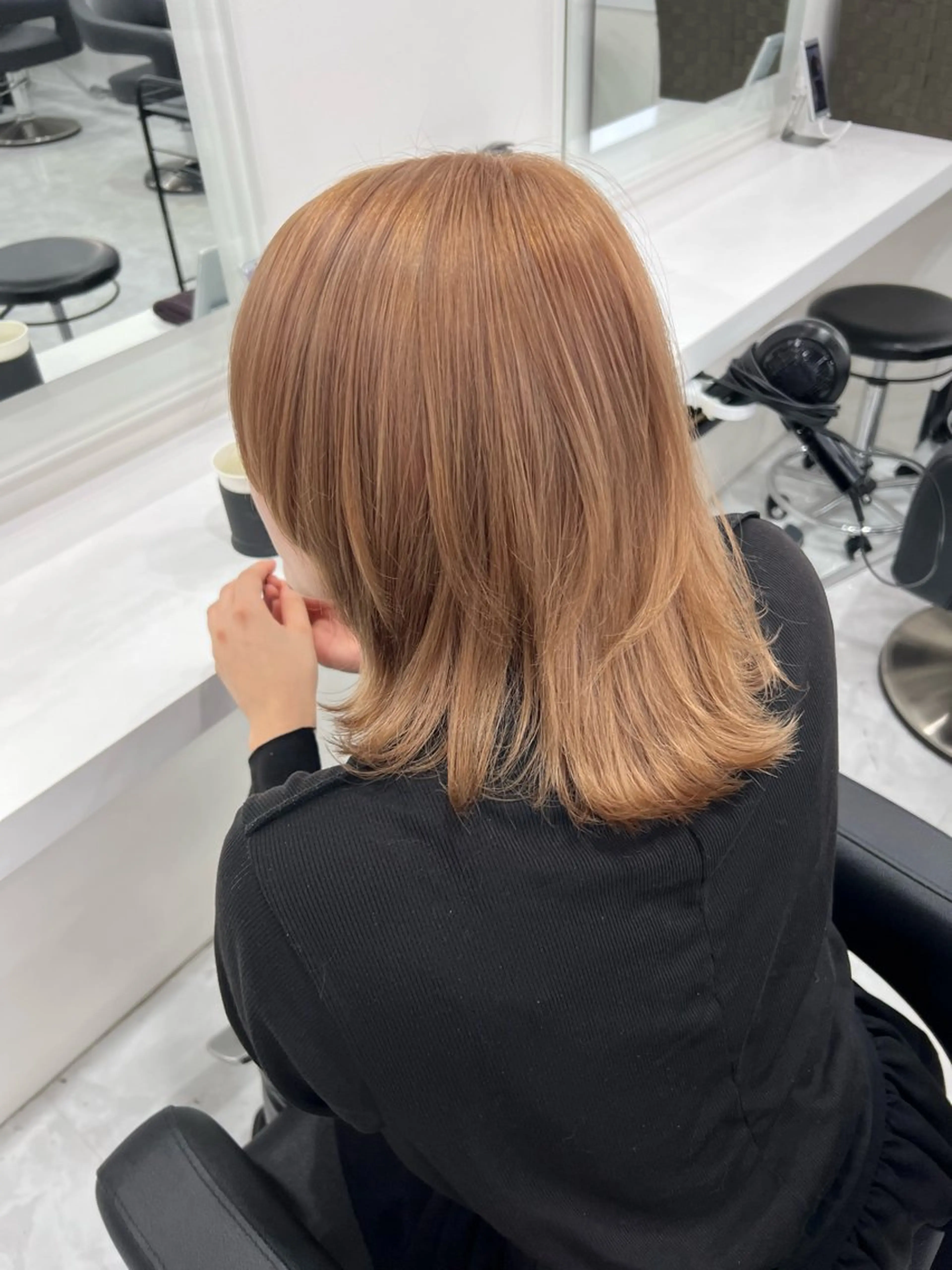 セミロング カラー オリーブカラー🫒 レイヤーカット✂︎のヘアスタイル