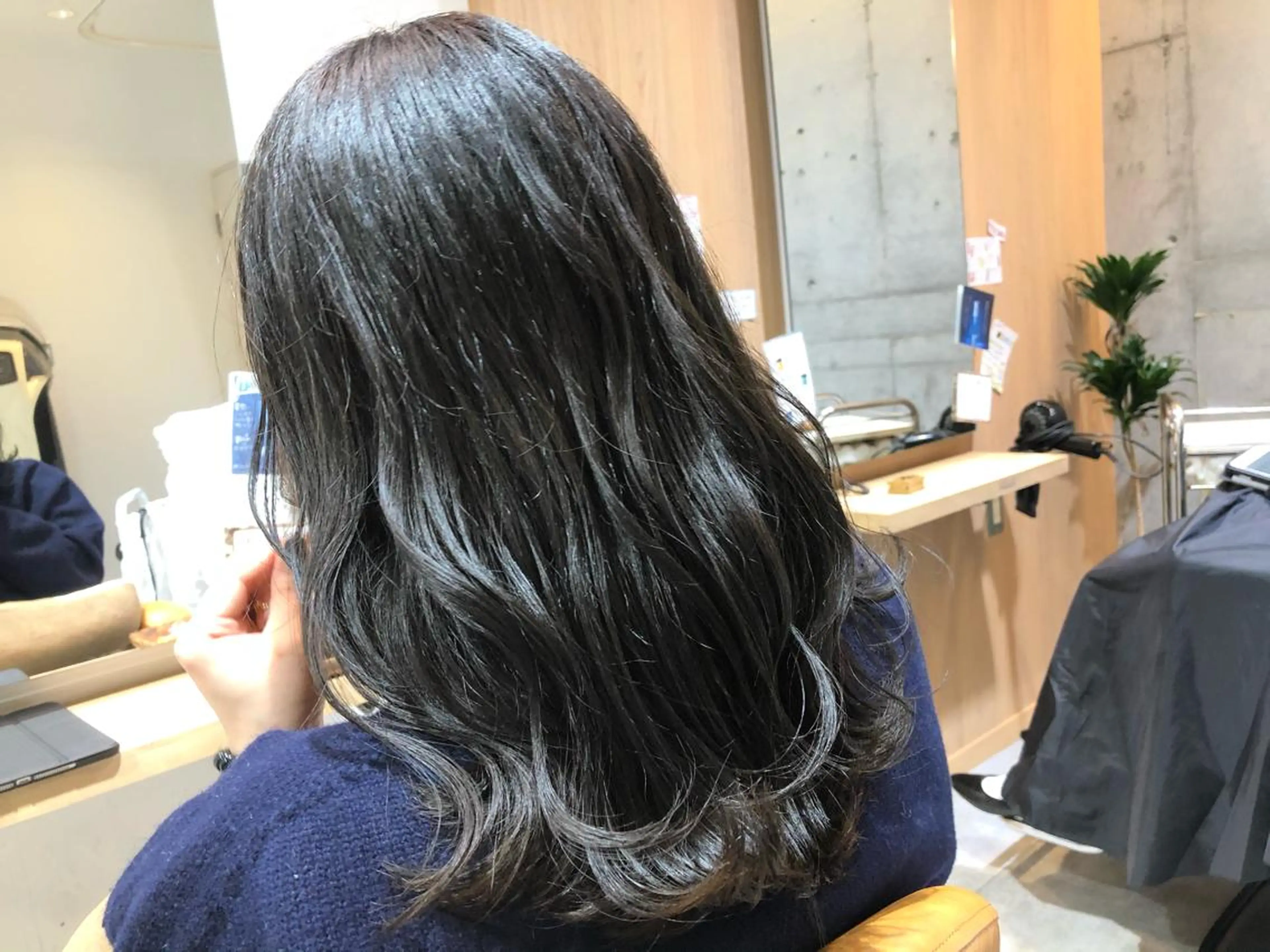 ロング アッシュ ヘアカラー トリートメント 田辺 黎花のヘアスタイル