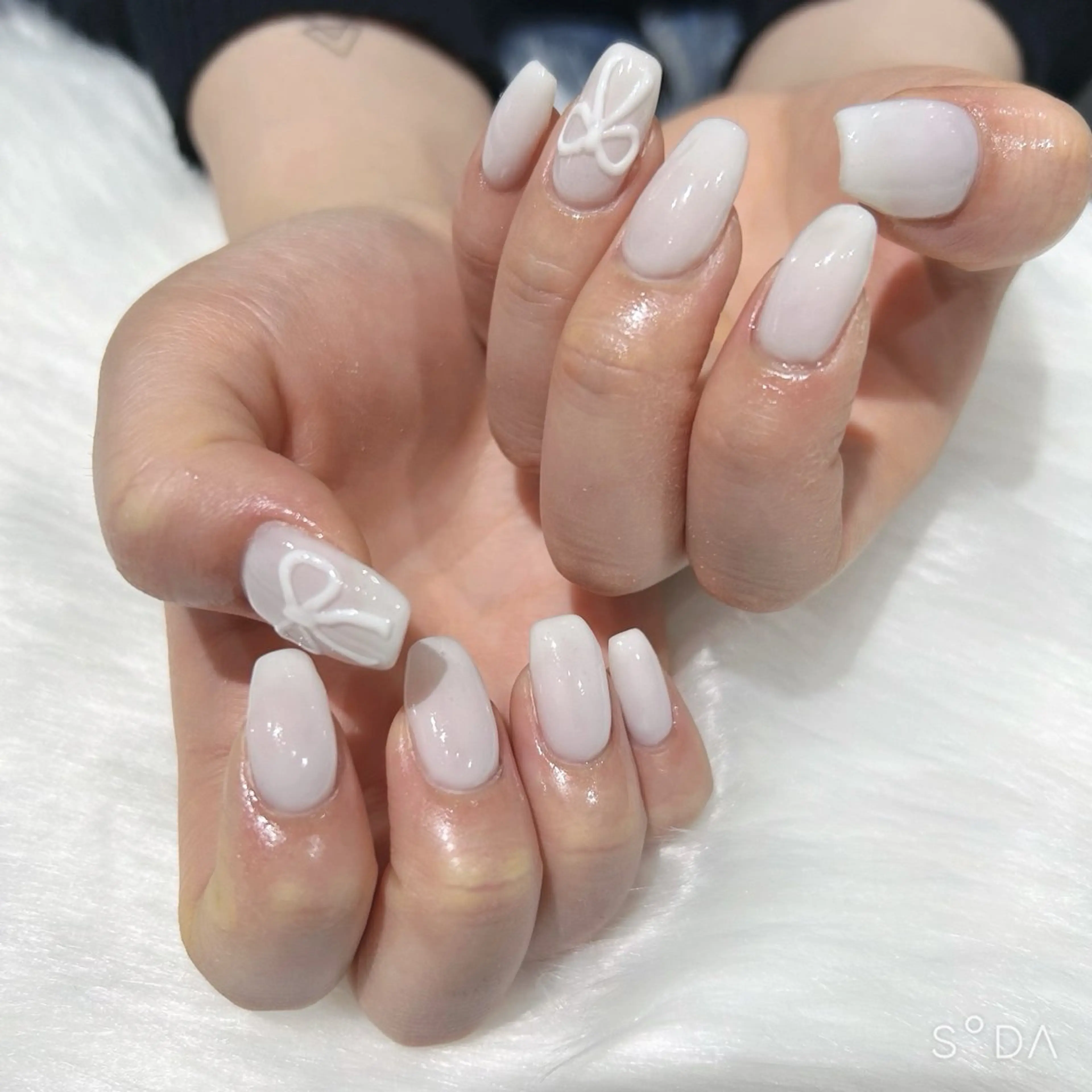 ネイル リボン シンプルネイル ホワイト ハンドネイル Keli Nailのネイルデザイン