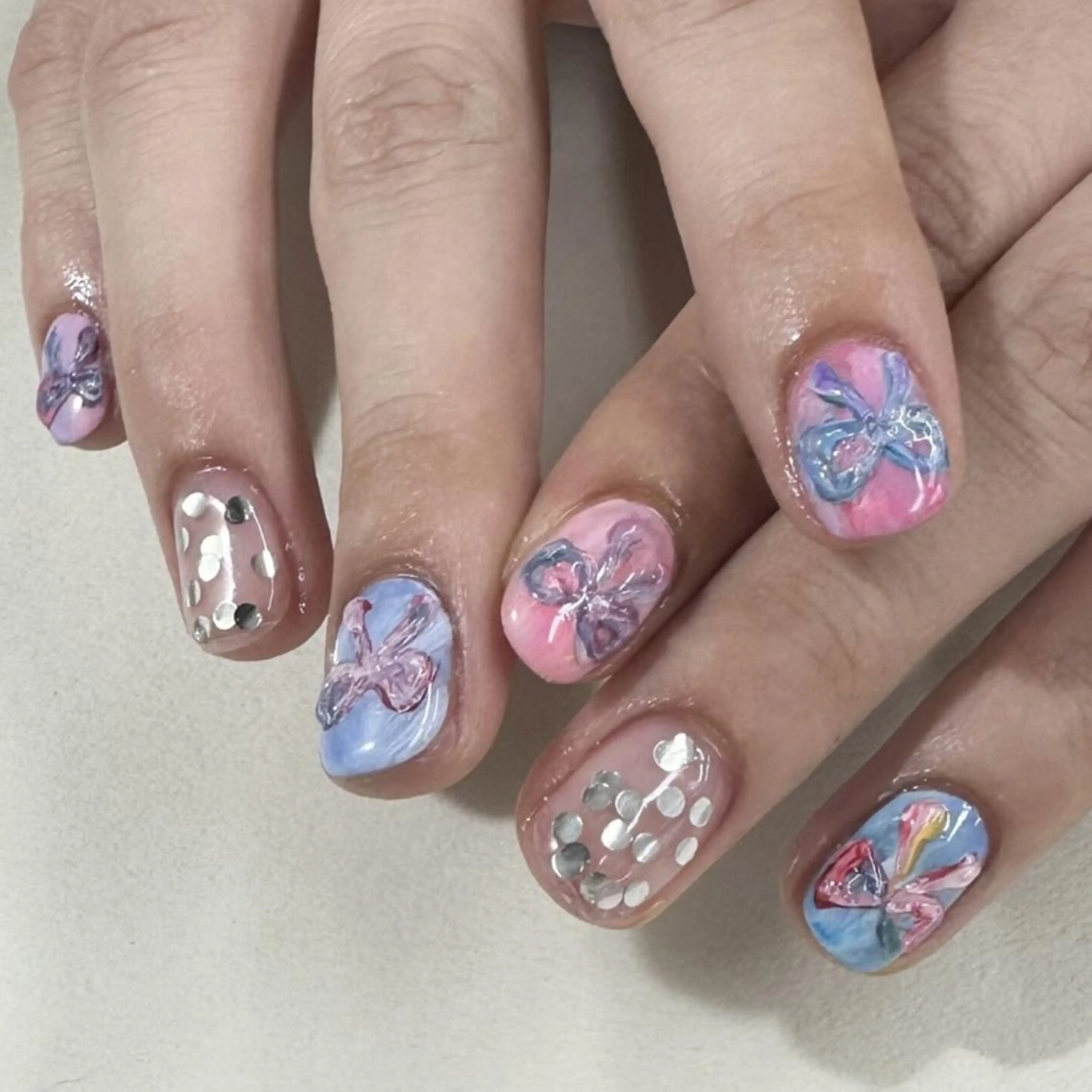 ネイル ジェルネイル 韓国ネイル ニュアンスネイル リボン ワンホンネイル nailstudio eviz新宿店のネイルデザイン