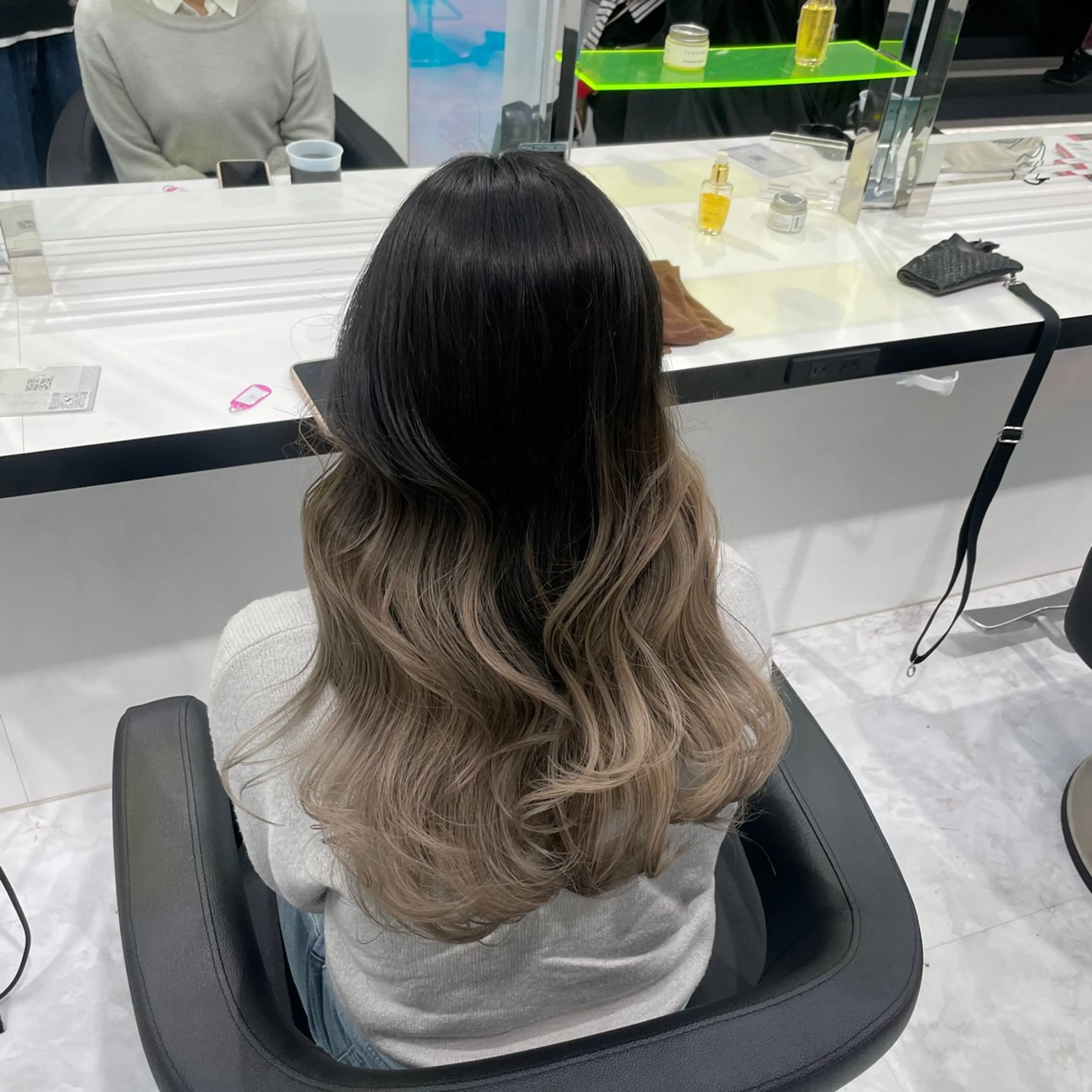 セミロング カラー グラデーションカラー ヘアカラー ヘッドスパ 🫧ハイトーン🫧 ベージュ🫧徹哉のヘアスタイル