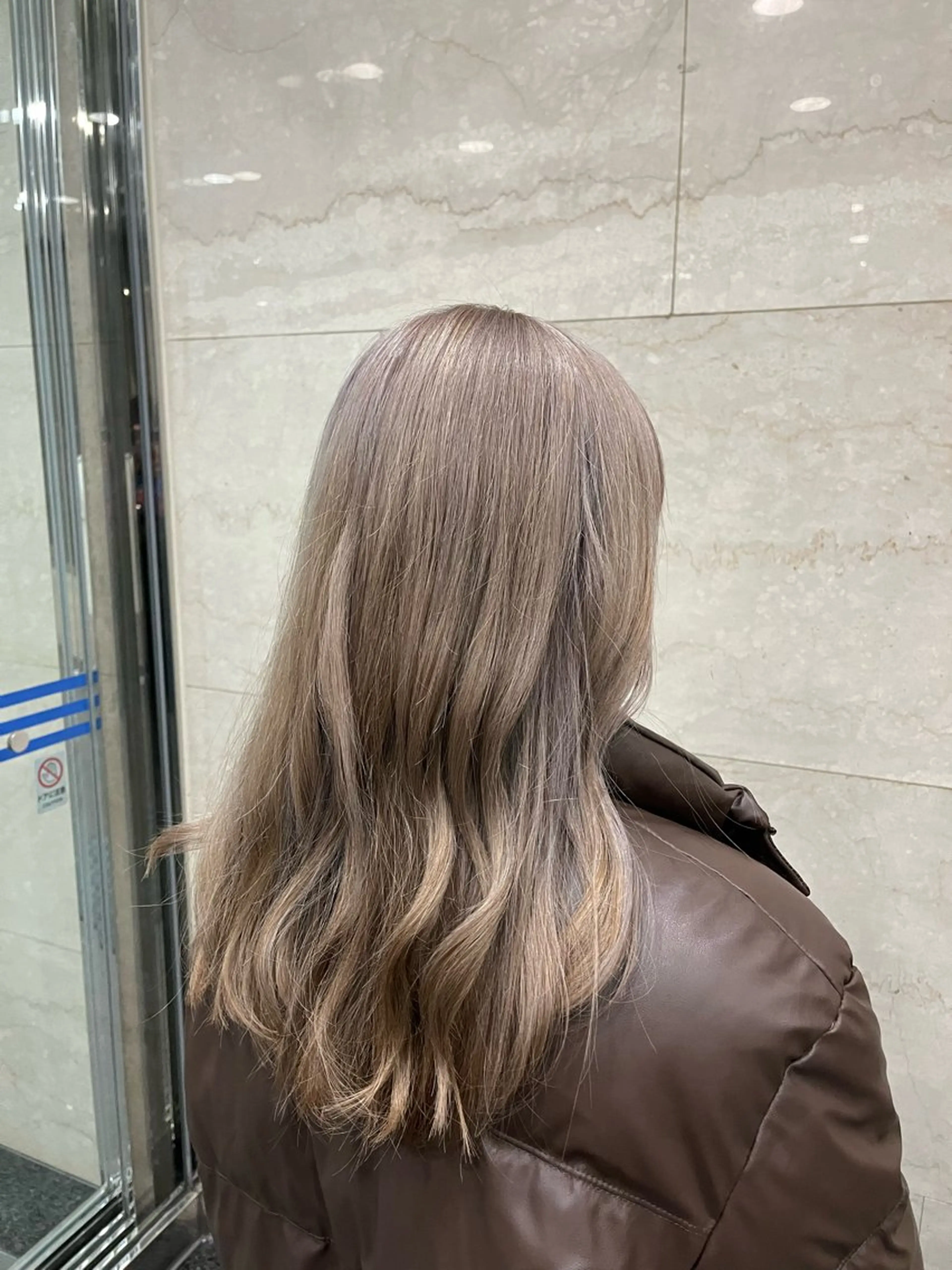 ロング カラー ベージュカラー ブリーチ ホワイトベージュ えんぐちとも／透明感 カラー／博多ボブのヘアスタイル