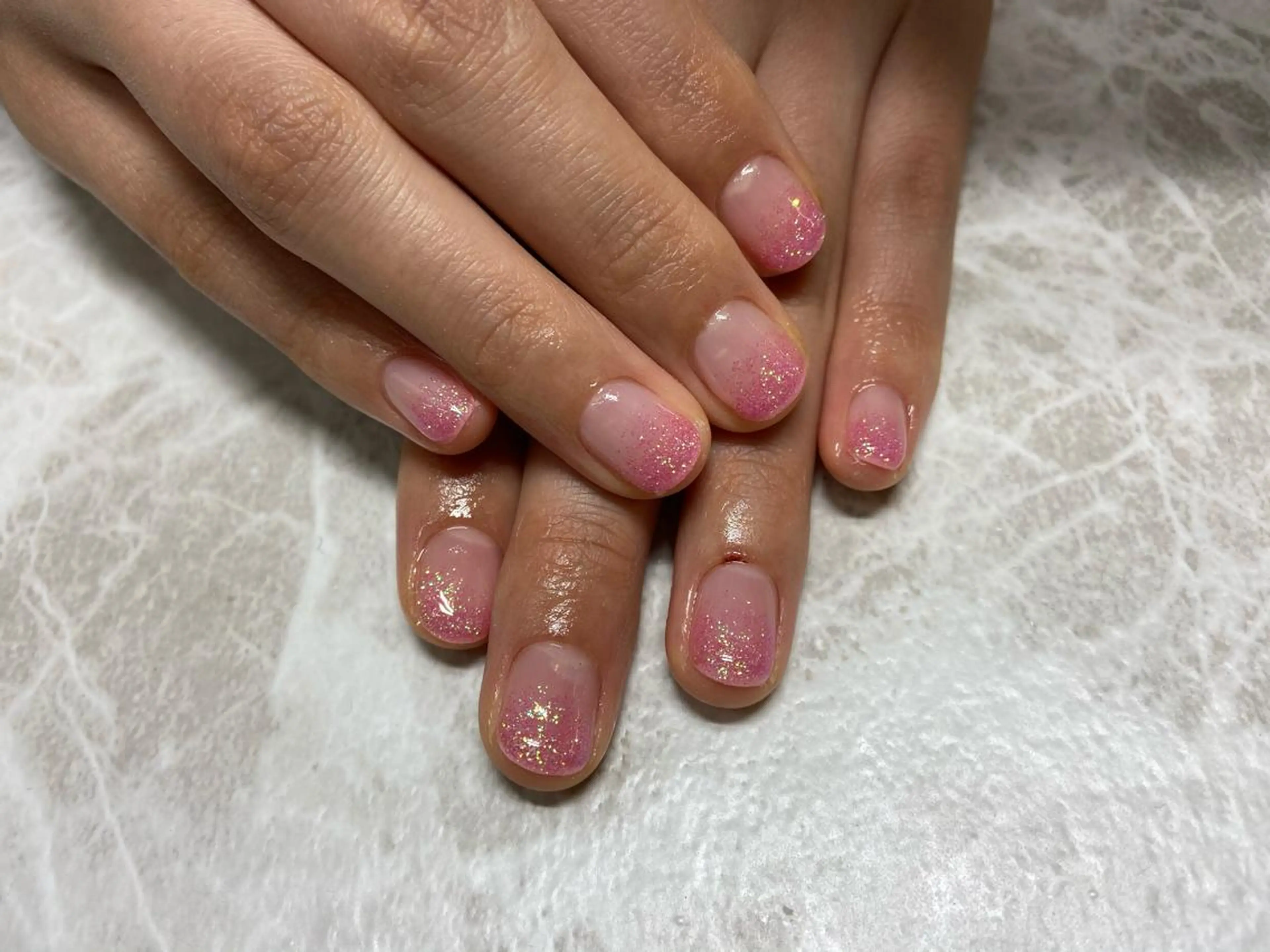 ネイル オーロラネイル グラデーション ラメ(グリッター) ラメグラデーション ピンク 🧸熊谷 かほ🧸のネイルデザイン