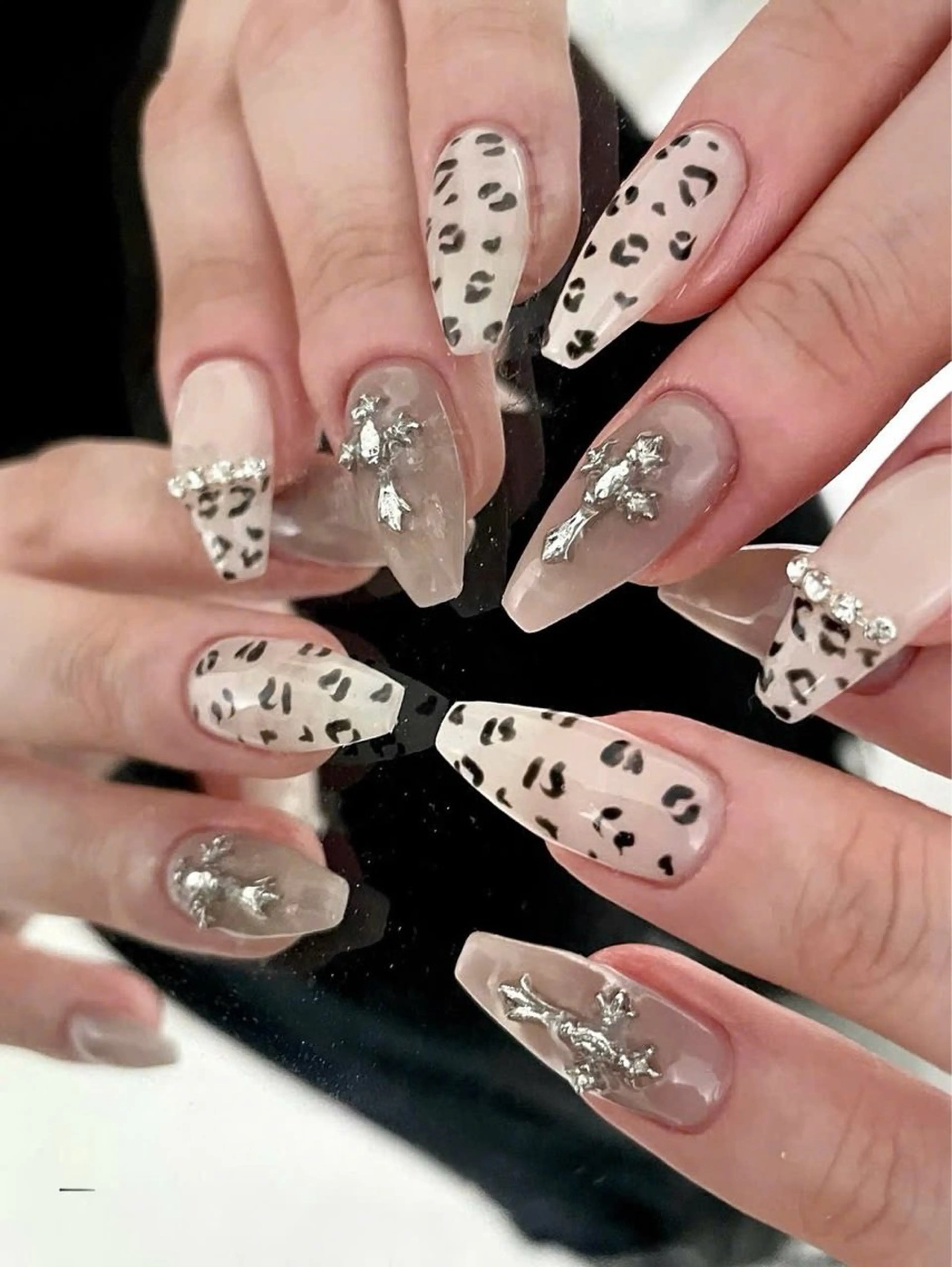 ネイル フラッシュネイル フレンチネイル グラデーション キラキラネイル 韓国ネイル ハンドネイル Lyna Nail のネイルデザイン