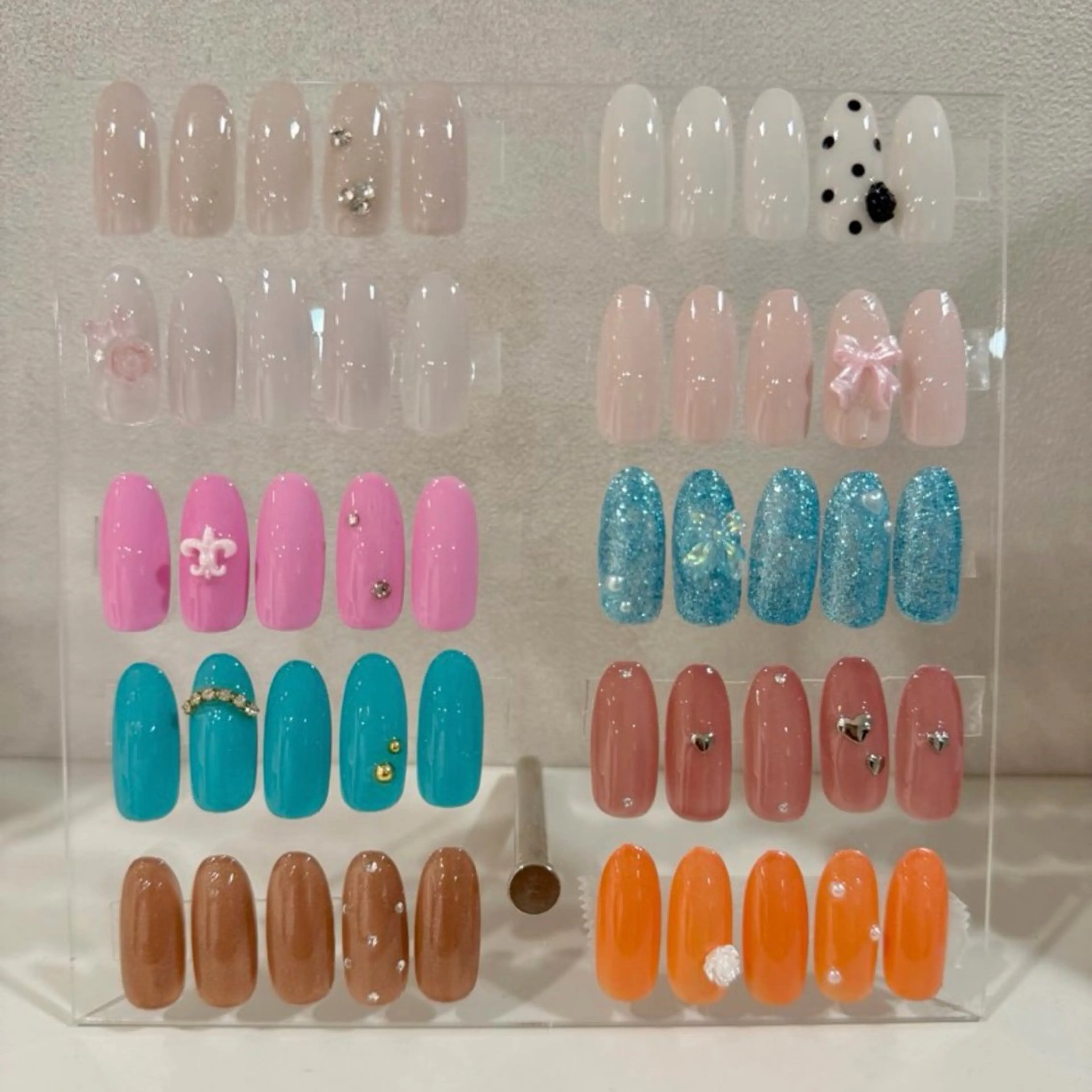 ネイル ハンドネイル 𝑟𝑖𝑠𝑎 🕯🤍のネイルデザイン