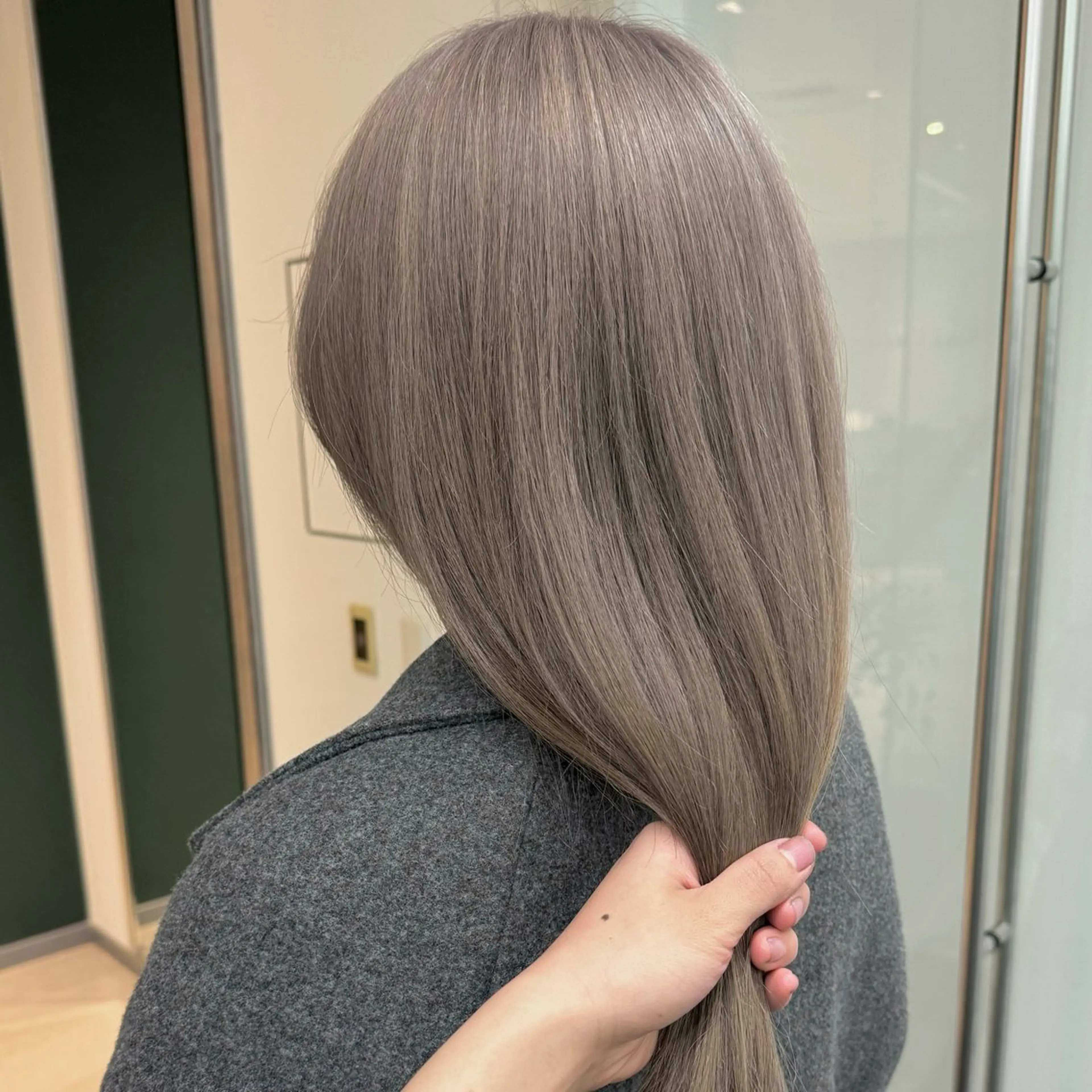ロング カラー ブリーチ グレージュ ひなた あゆみのヘアスタイル