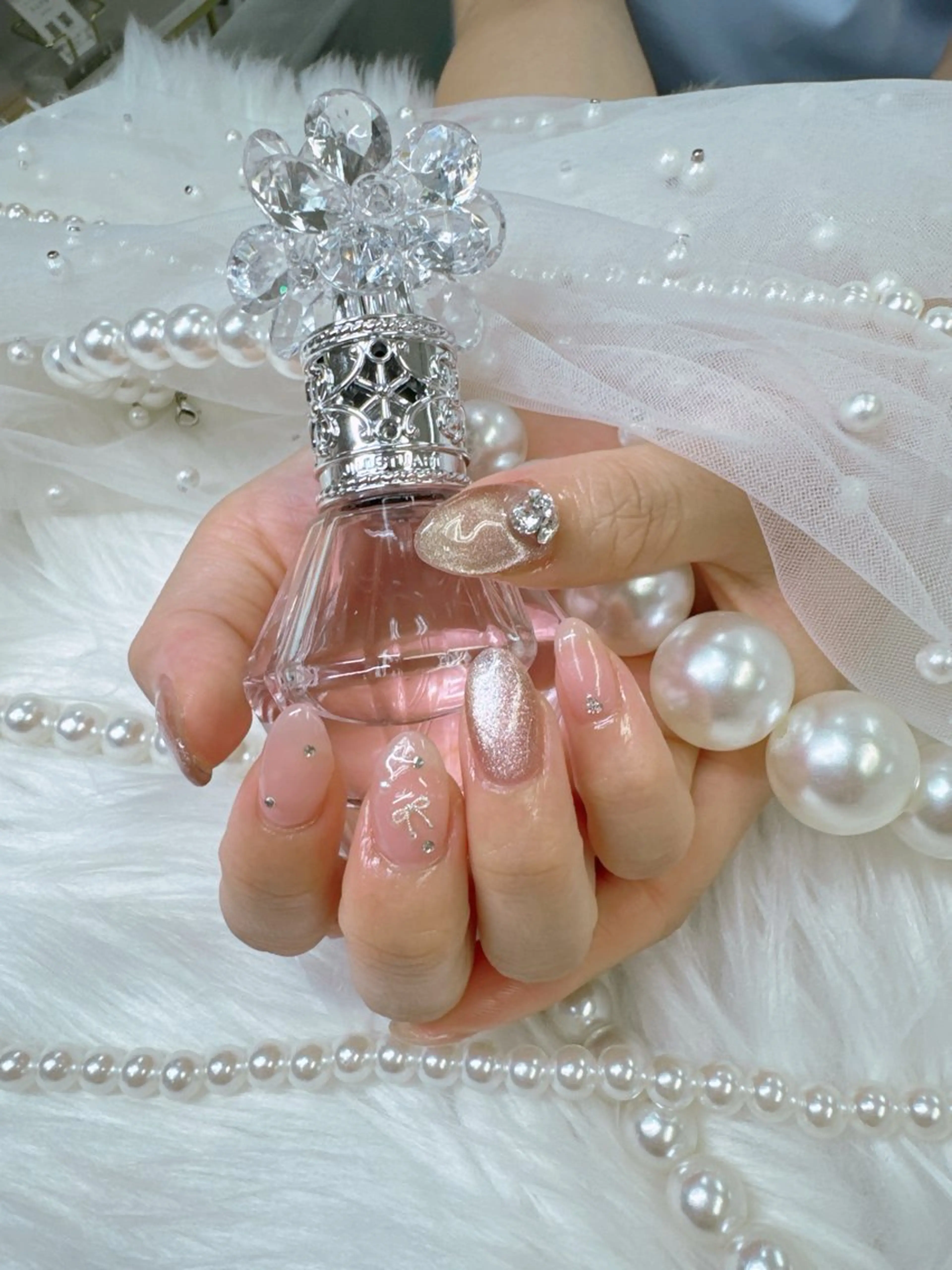 ネイル ボルドー チークネイル ドット 長さ出し フレンチネイル ハンドネイル クイーンズネイル銀座所属・Queeens nailのネイルデザイン