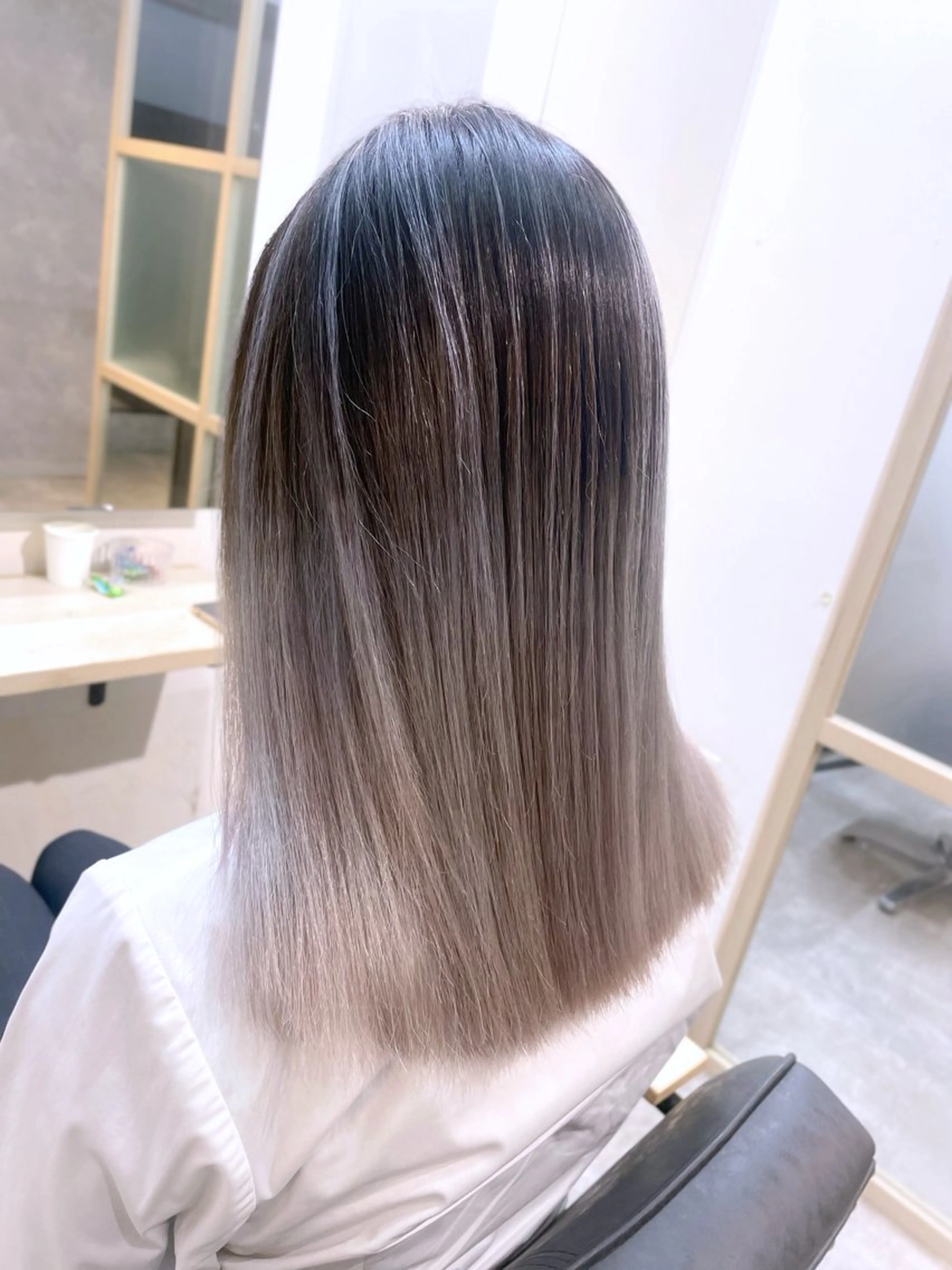 セミロング カラー バレイヤージュ ダークグレー レイヤーカット EMANON新宿南口所属・🦄中性ウルフ ☁️Shiori🦄のヘアスタイル