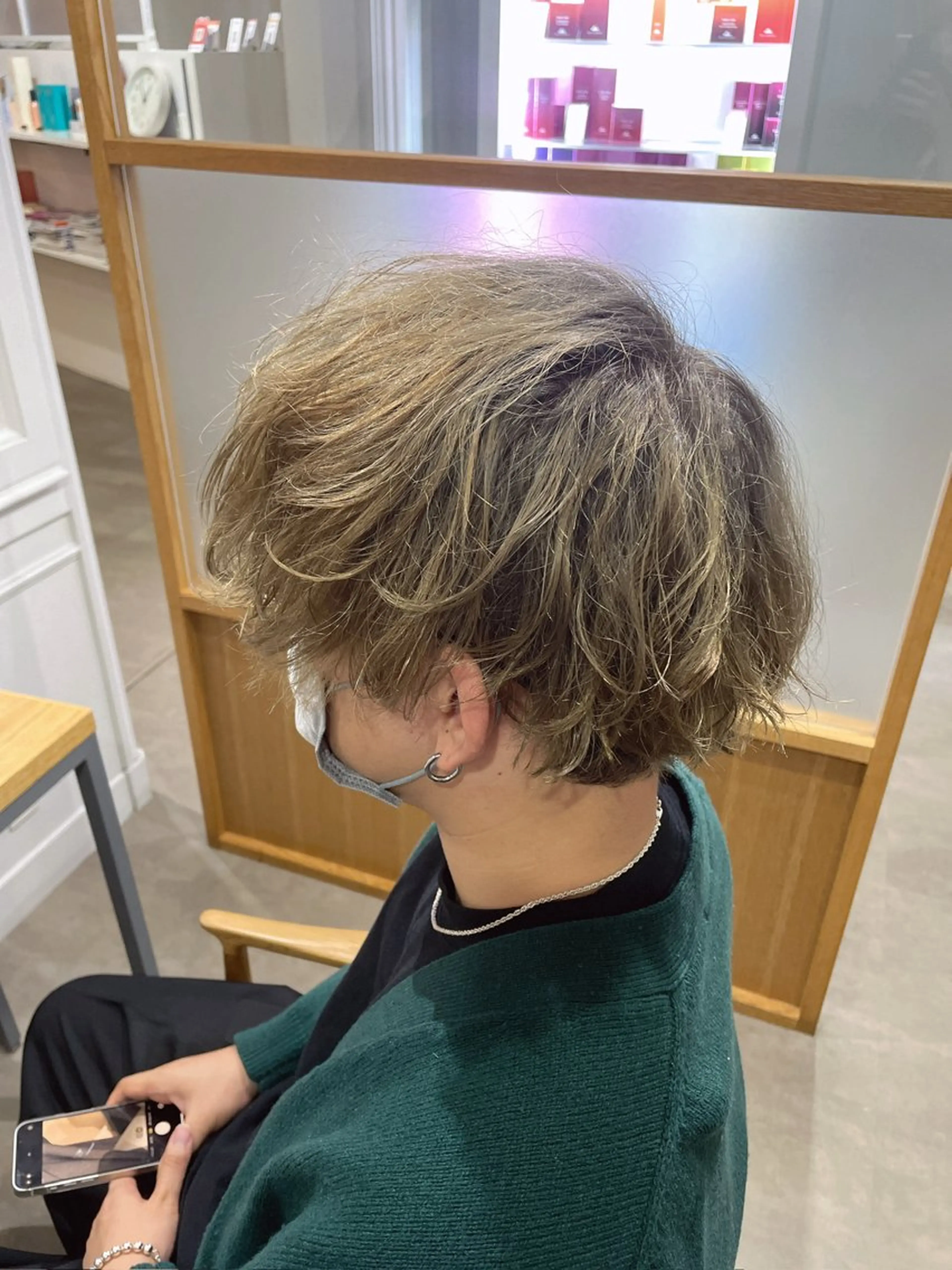 ショート カラー パーマ メンズ ベージュカラー グラデーションカラー パーマ 西田 美桜のヘアスタイル