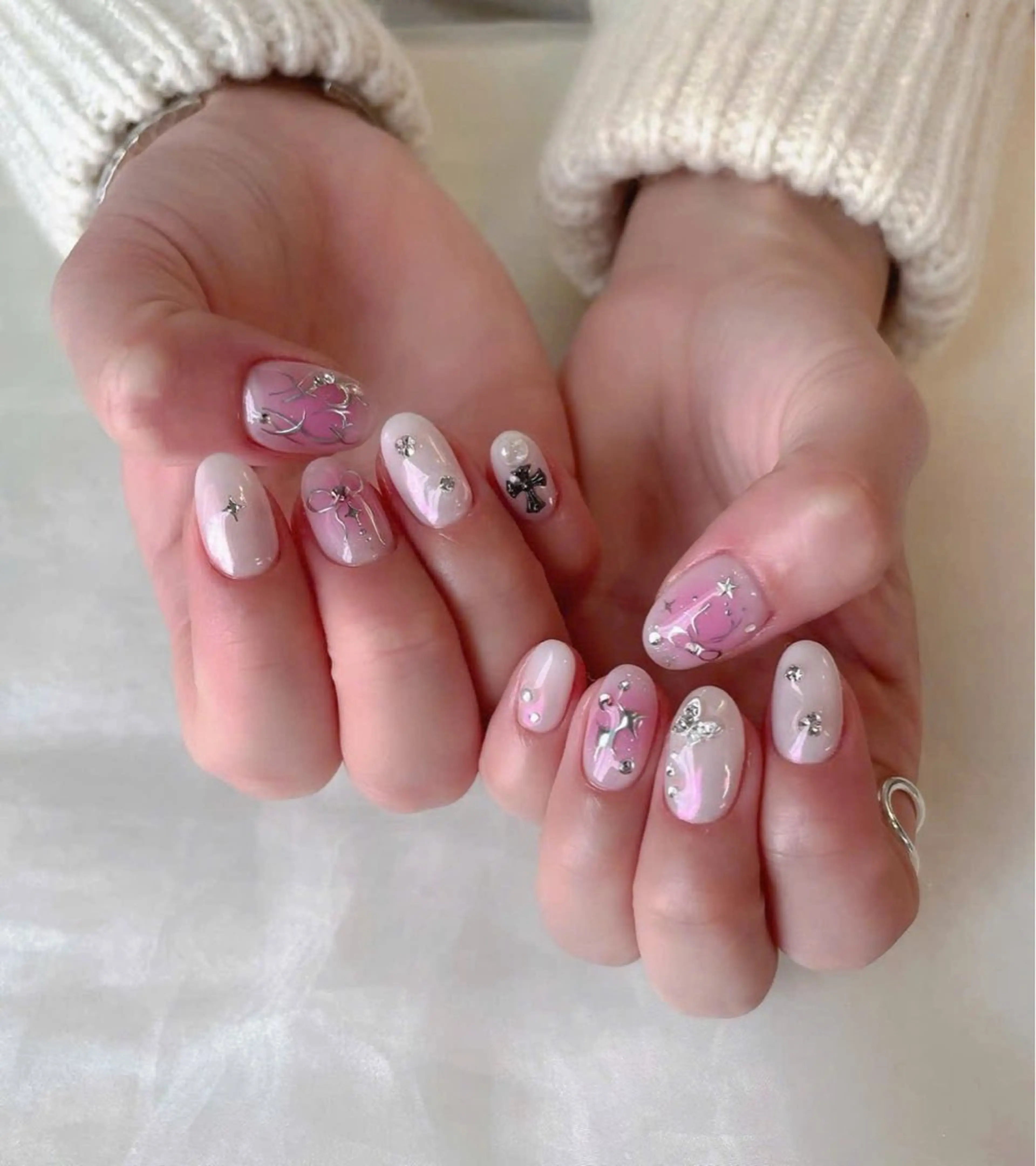 ネイル フラッシュネイル フレンチネイル グラデーション キラキラネイル 韓国ネイル ハンドネイル Lyna Nail のネイルデザイン